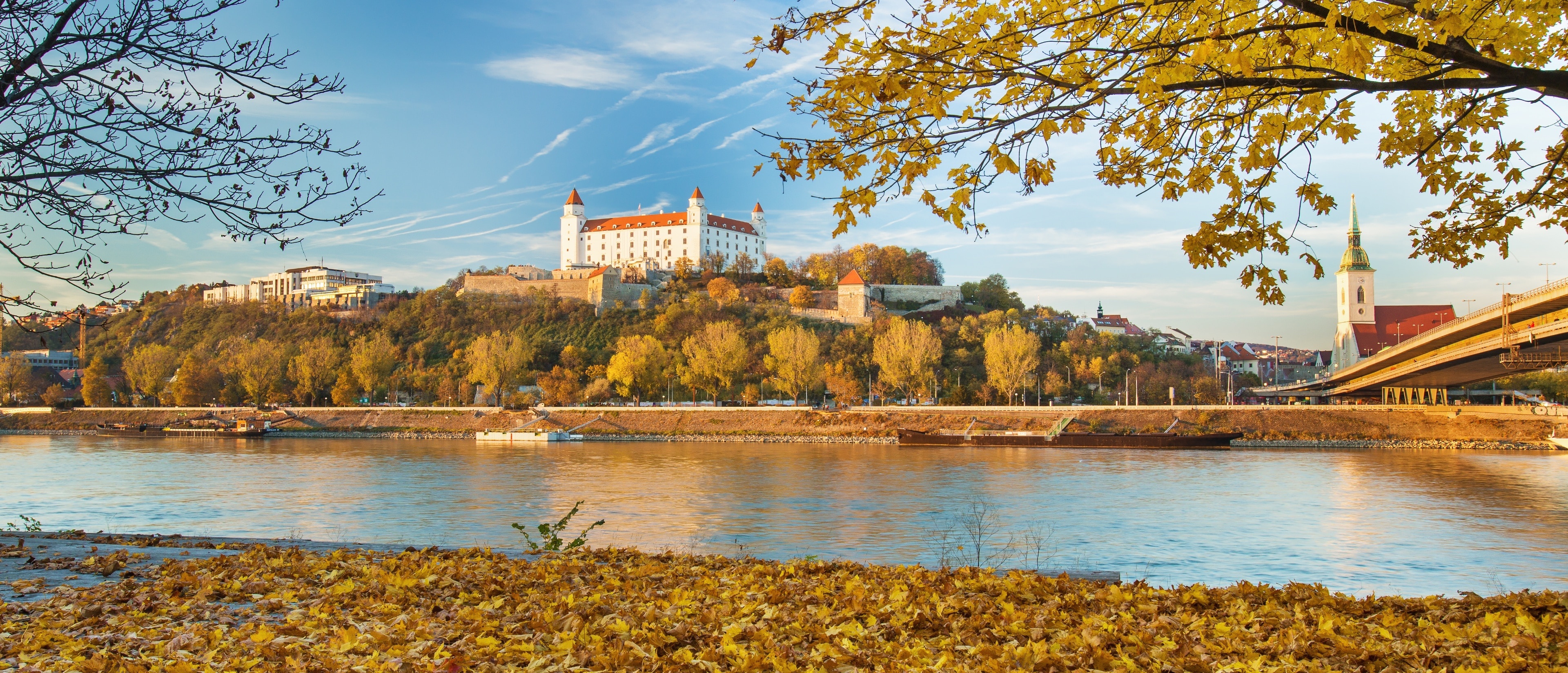 Bratislava hotels, Gratis storno, Preisegarantie, 109 hotels, 3840x1650 Dual Screen Desktop
