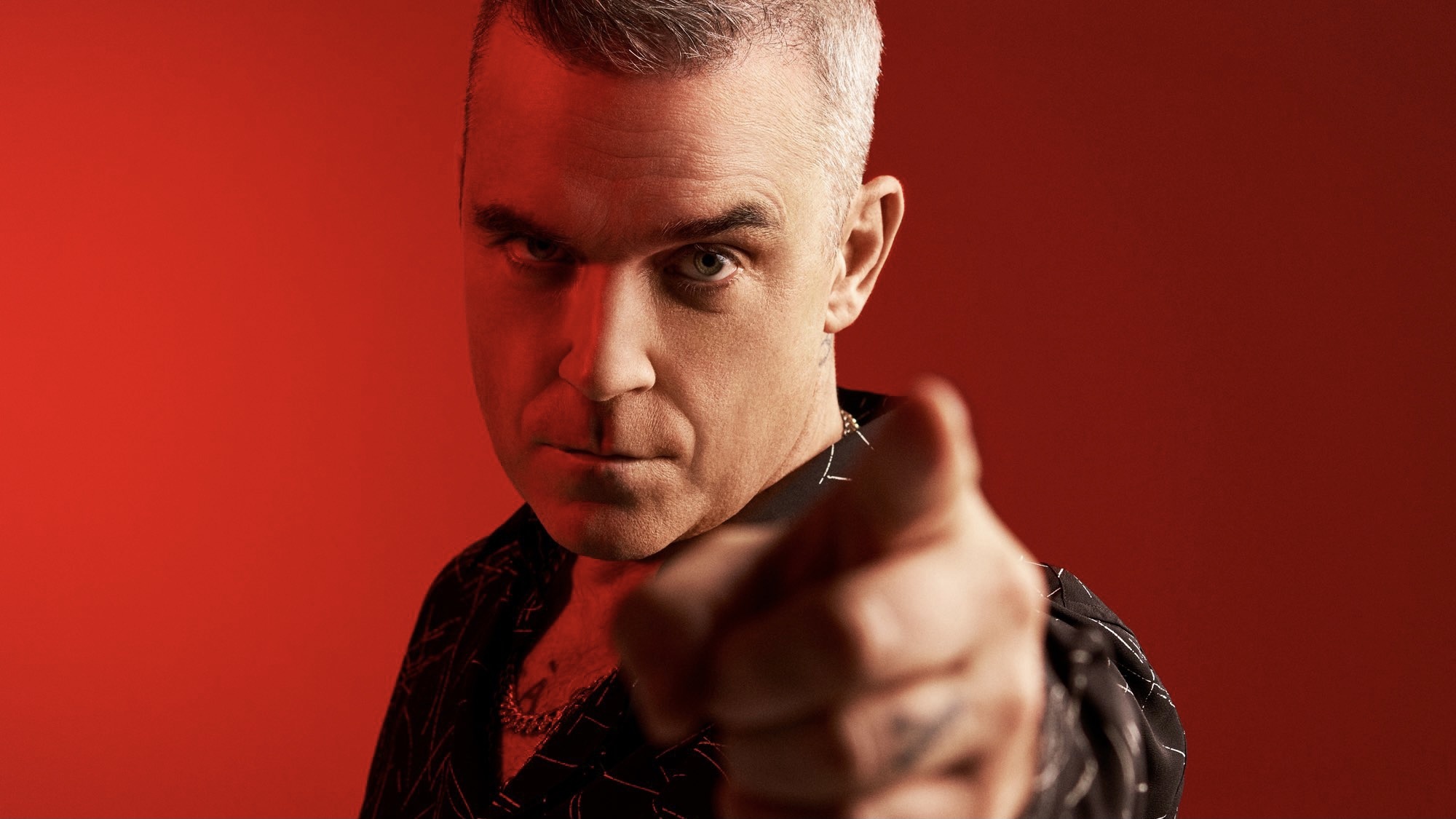 Robbie Williams, Munich concert, Retro pop magazine, Exclusive content, 2000x1130 HD Desktop
