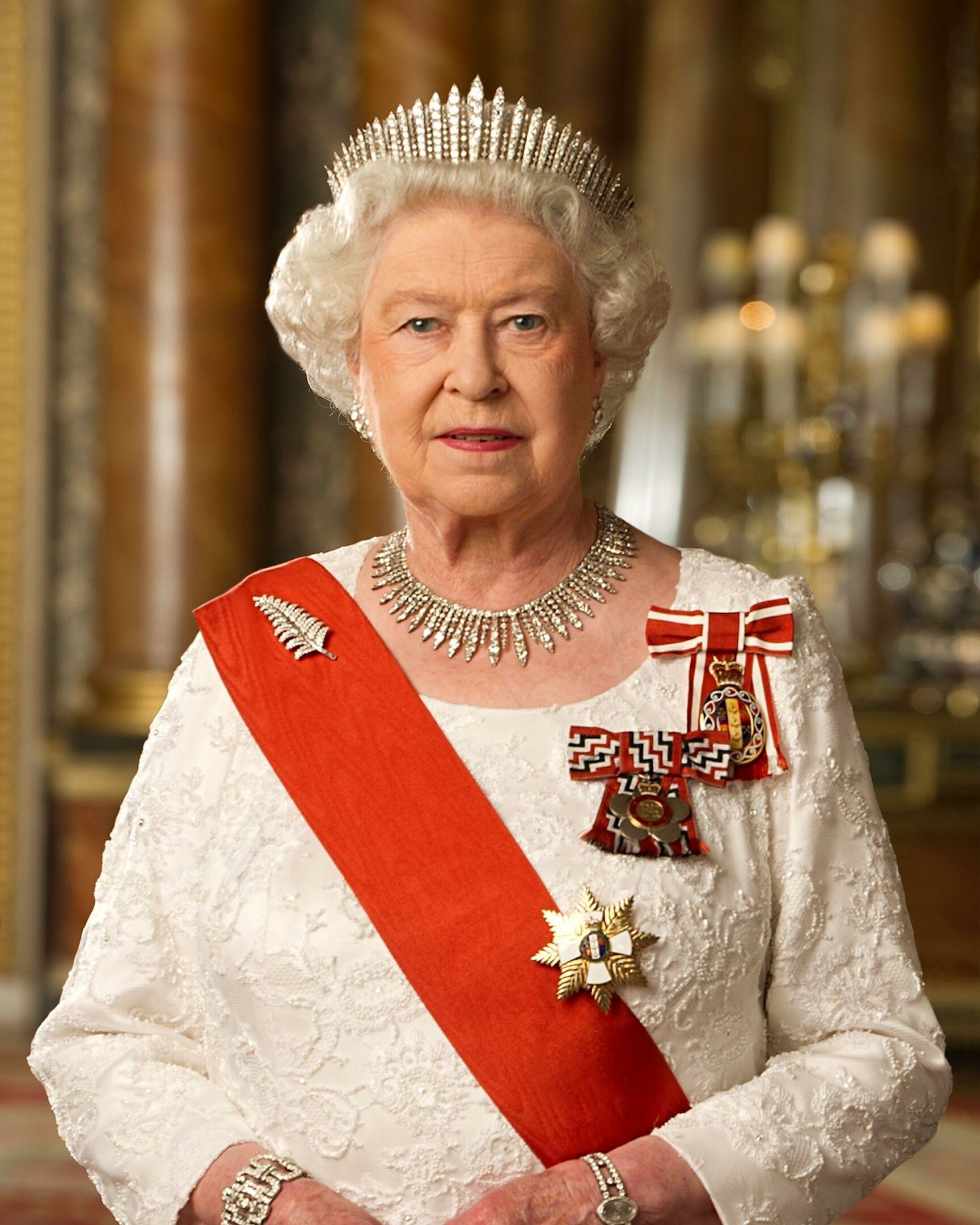 Elizabeth II (Celebs), Queen Elizabeth II's background, British royalty, Regal elegance, 1730x2160 HD Handy
