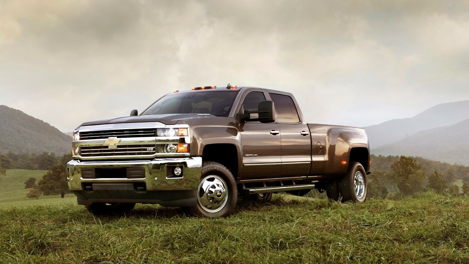 Chevrolet Silverado: The Chevy pickup, Made its debut on the GMT800 platform. 1920x1080 Full HD Background.