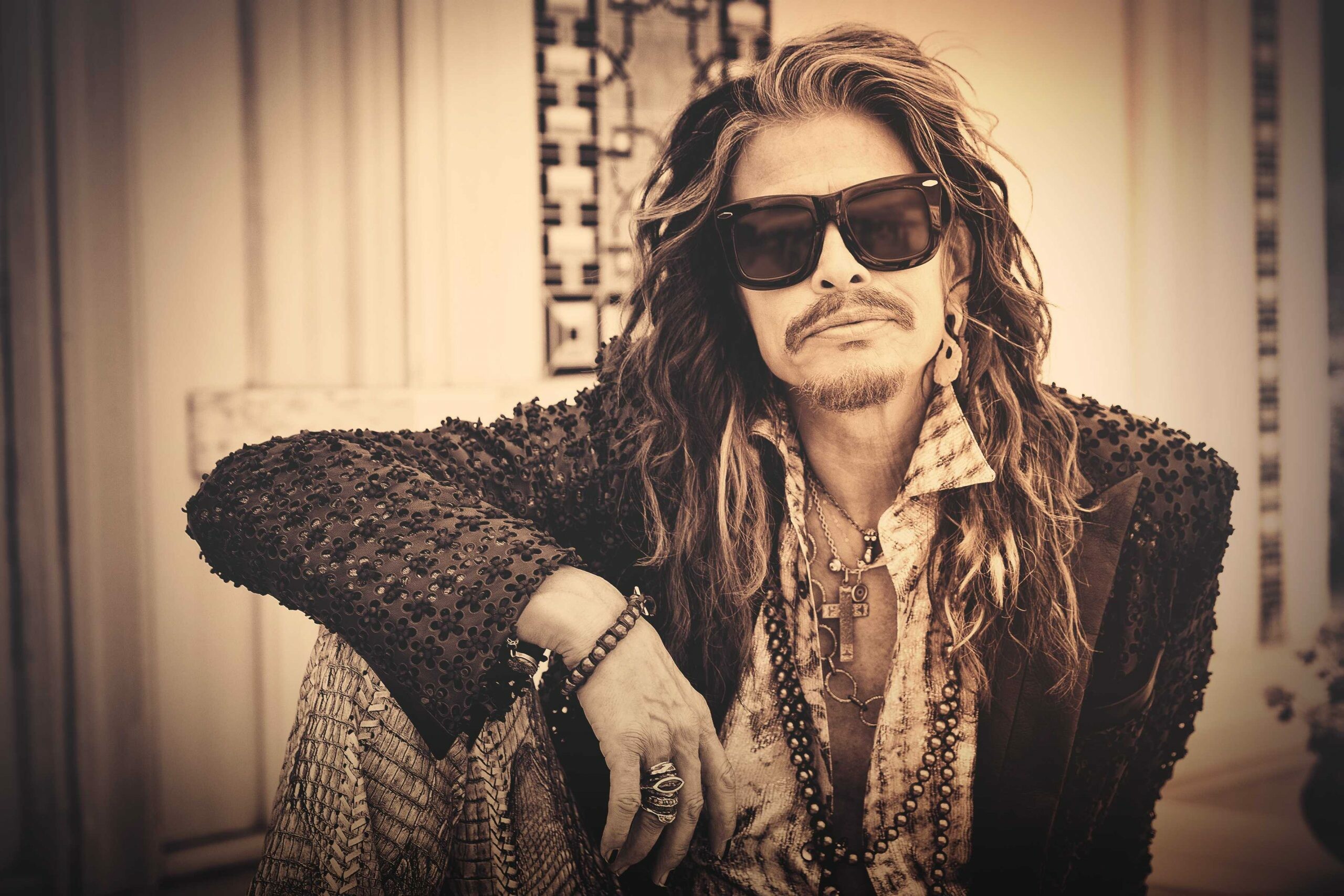 Aerosmith: Steven Tyler, included among Rolling Stone's 100 Greatest Singers. 2560x1710 HD Background.