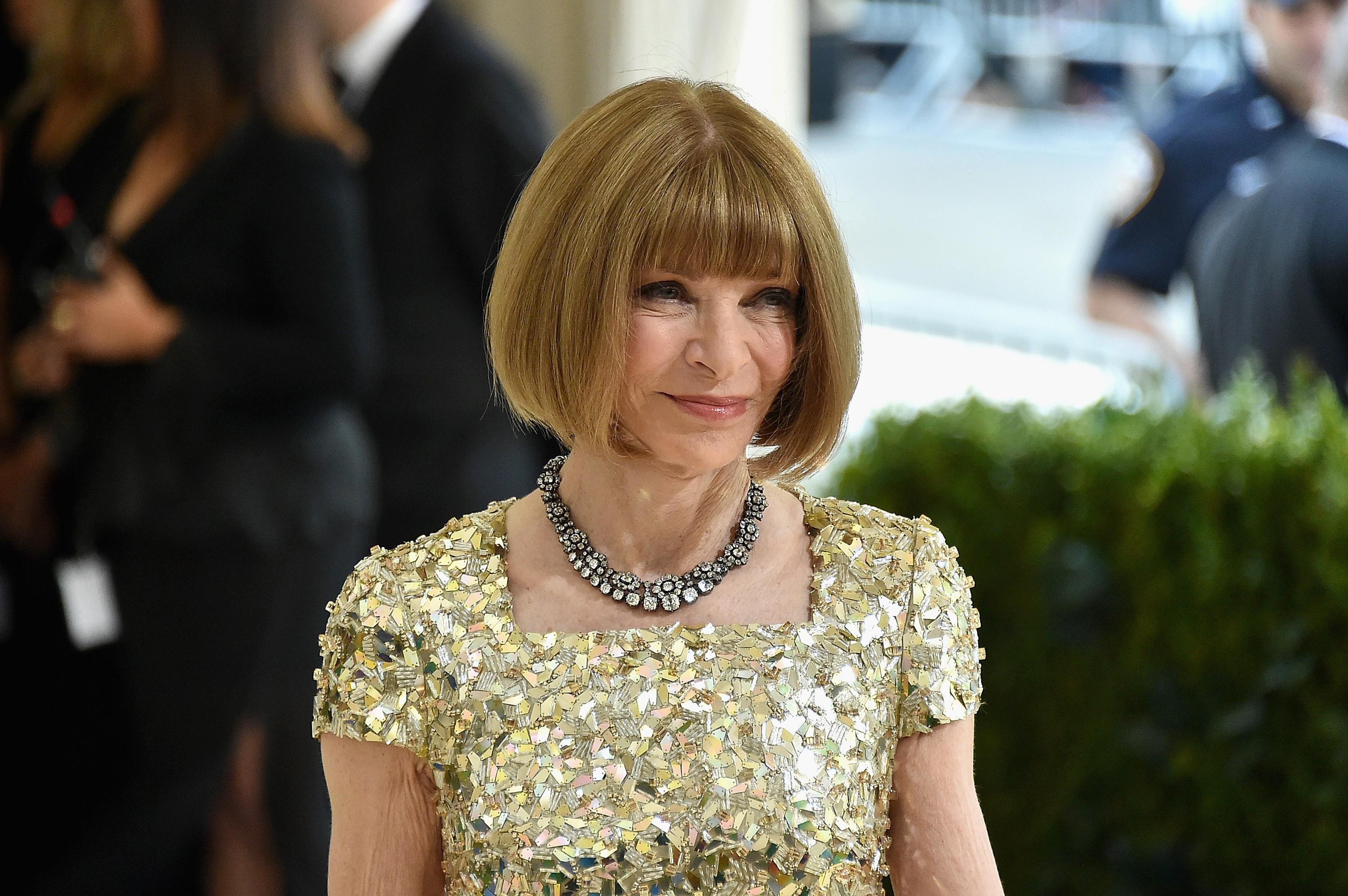 Anna Wintour: Became a junior fashion editor at Harper's Bazaar in New York City in 1975. 3000x2000 HD Wallpaper.