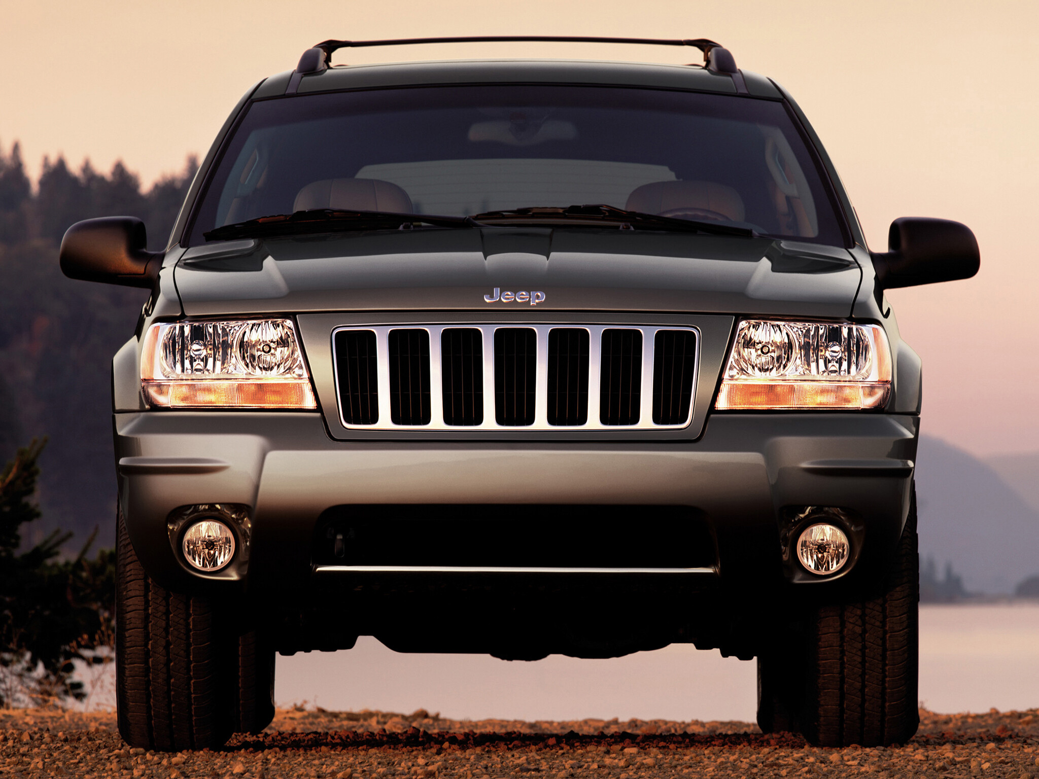 Jeep Grand Cherokee: 1999 model year, The second generation, American sport utility vehicle. 2050x1540 HD Background.