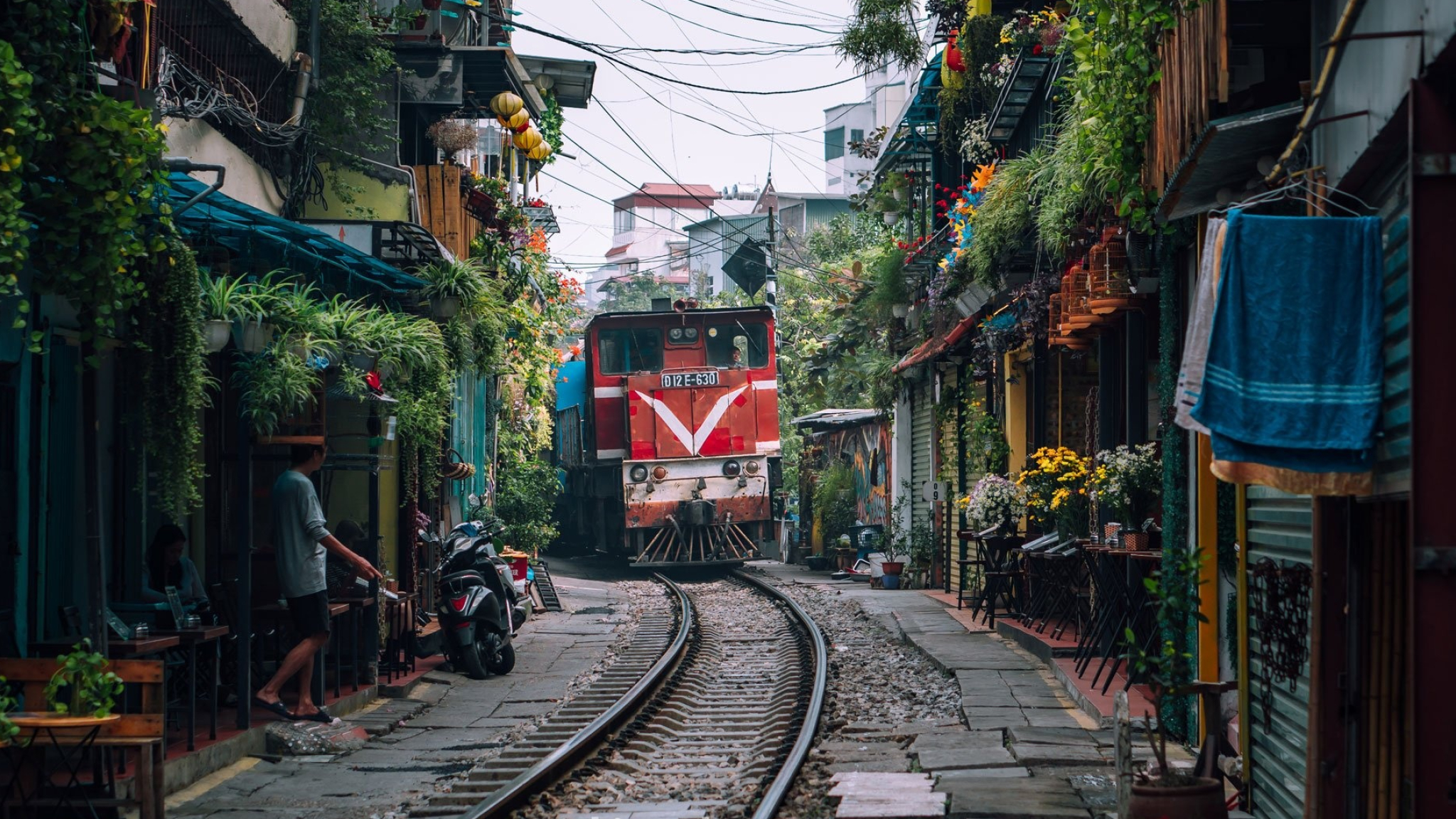 Hanoi, Hanoi's Train Street, Hidden gem, Unique photography opportunity, 2050x1160 HD Desktop
