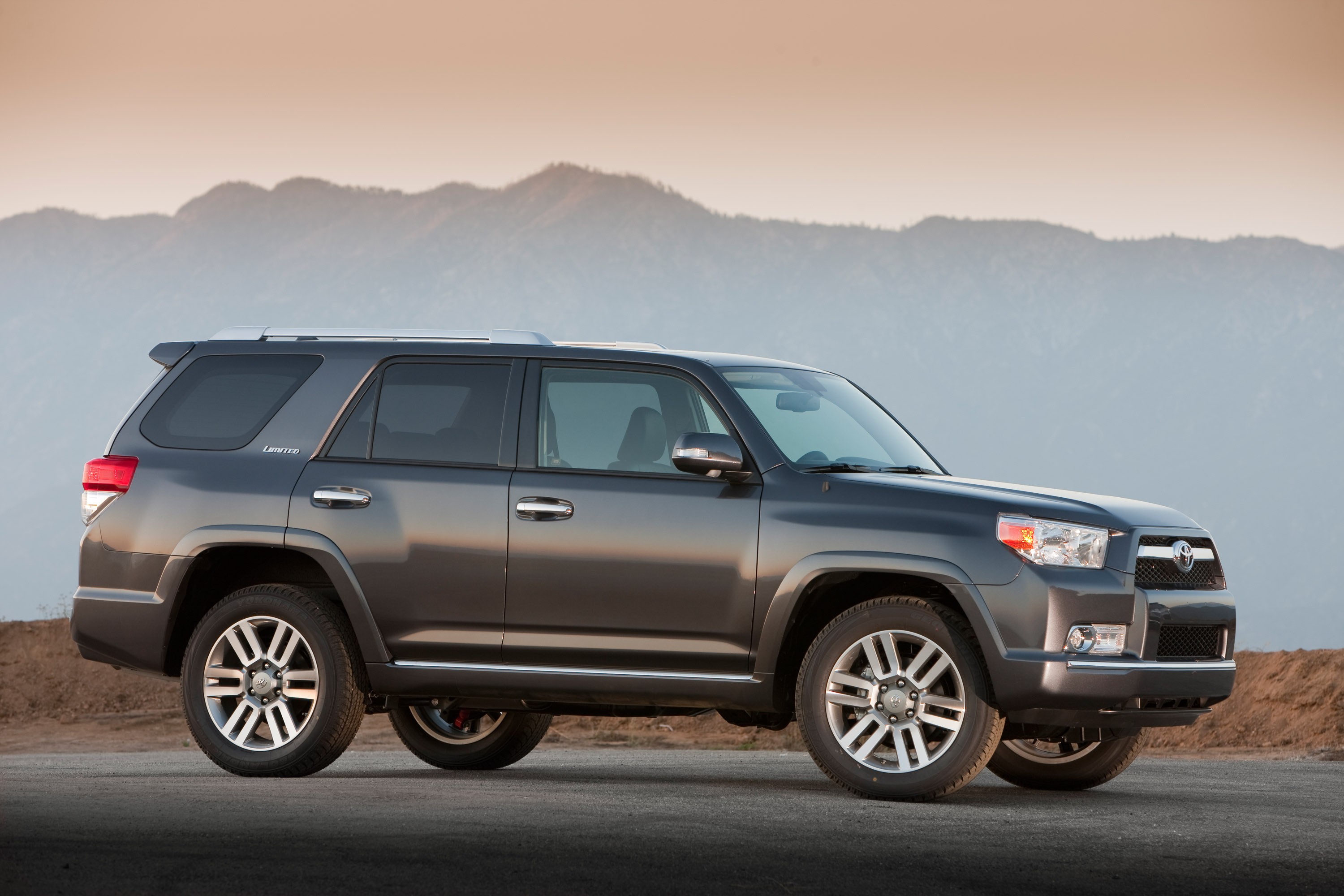 Toyota 4Runner Limited 2010, High definition picture, Luxurious features, Classic model, 3000x2000 HD Desktop