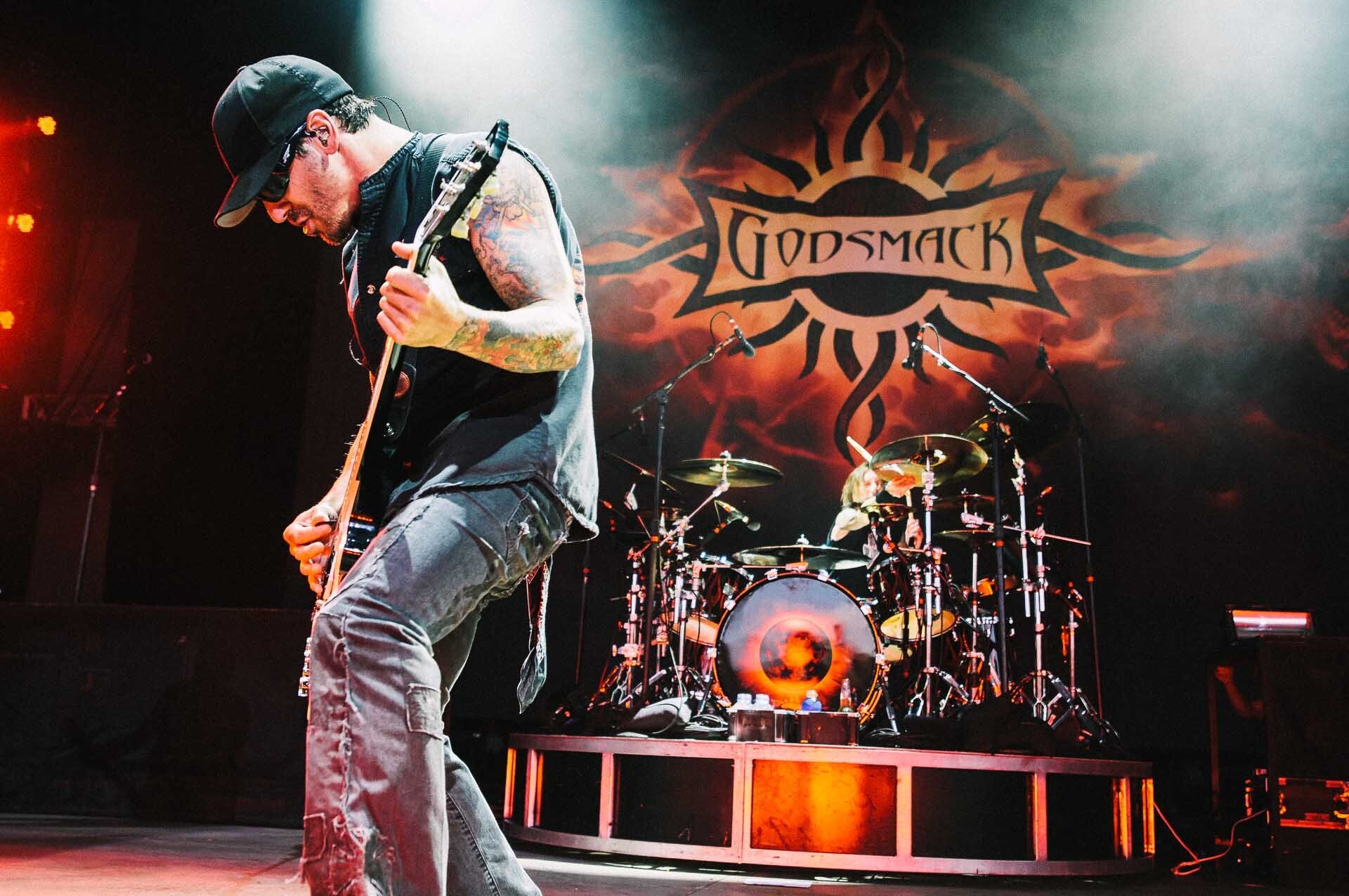 Godsmack: Alternative, Heavy Metal, Nu-metal, Hard Rock, Guitar, Live concert, Sully Erna. 1920x1280 HD Wallpaper.