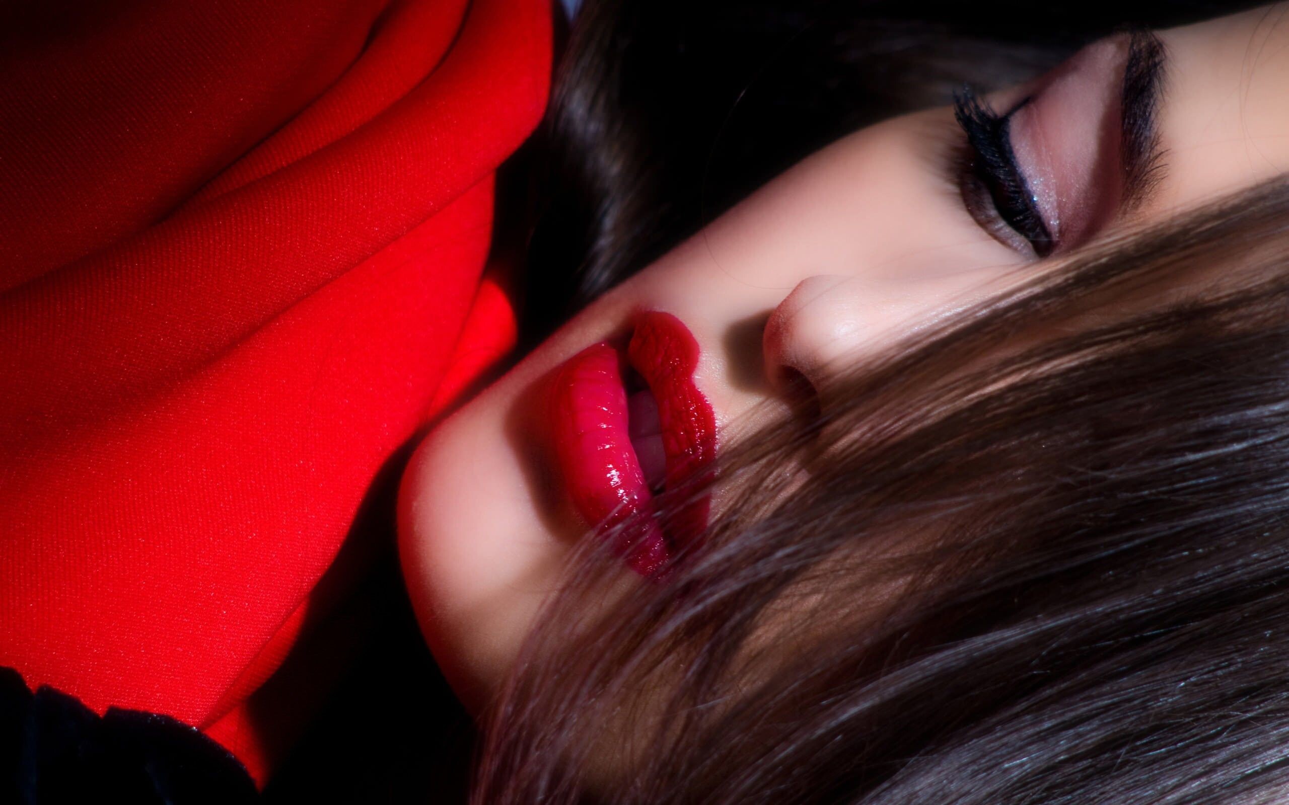 Lipstick: A brunette woman with bright red lip coloring, A variety of pigments. 2560x1600 HD Background.
