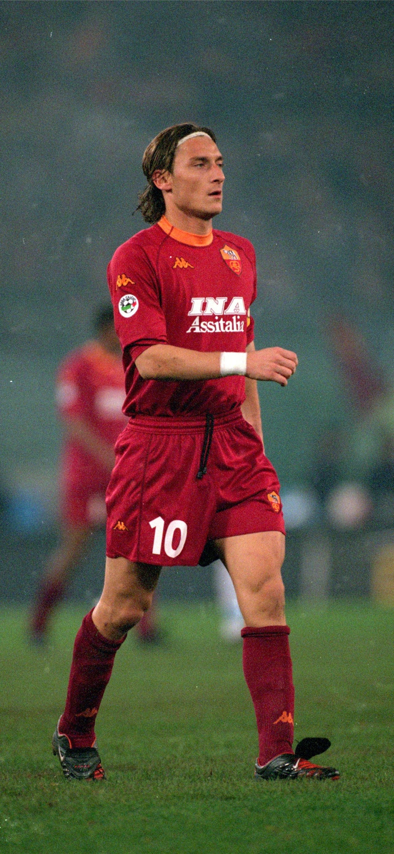 Francesco Totti: One of the finest footballers of the country, Made 605 Serie A appearances. 1290x2780 HD Background.