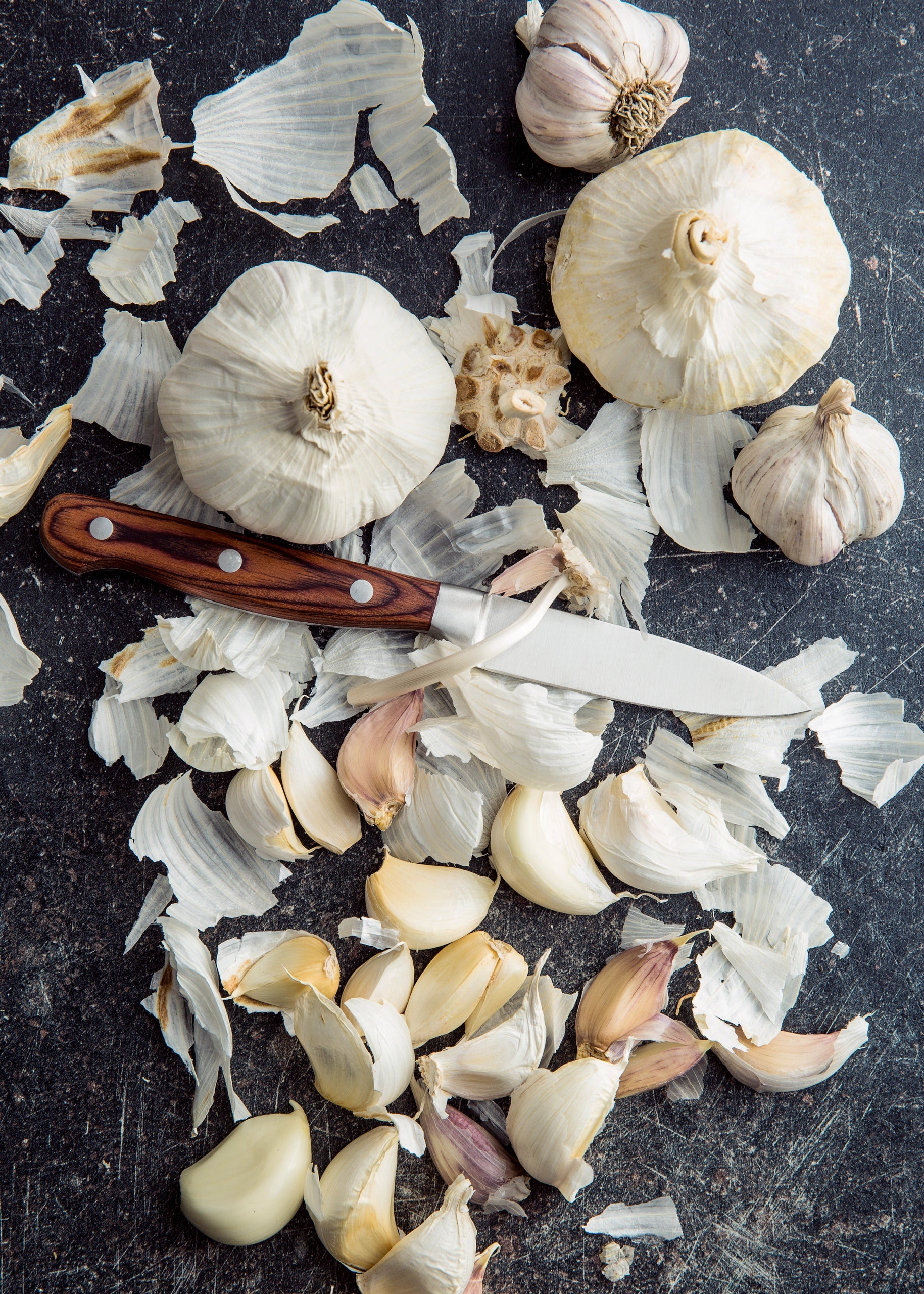 Viral garlic peeling method, Kitchen experiment, Peeling technique, Cooking tips, 1830x2560 HD Handy