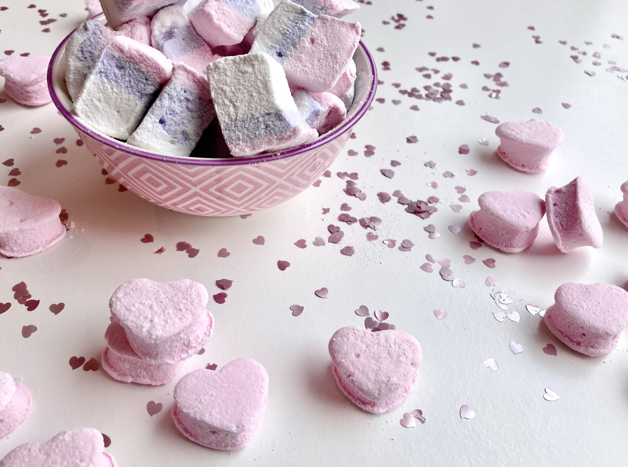 Marshmallow: Heart-shaped candy, bite-sized “pillows” dusted with rice flour or powdered sugar. 2160x1600 HD Wallpaper.
