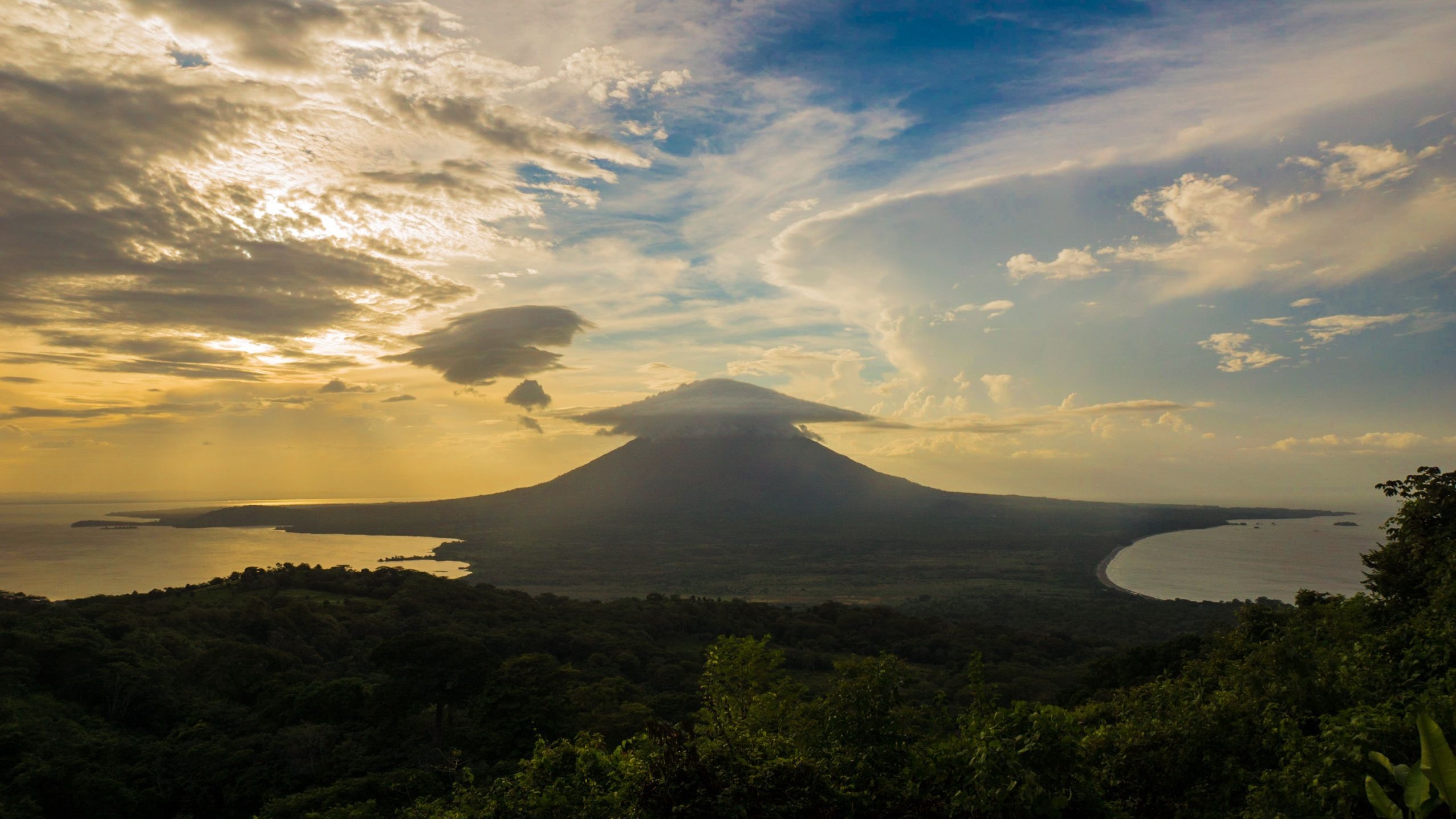Nicaragua: A Central American nation known for its dramatic terrain of lakes, volcanoes, and beaches. 2560x1440 HD Wallpaper.