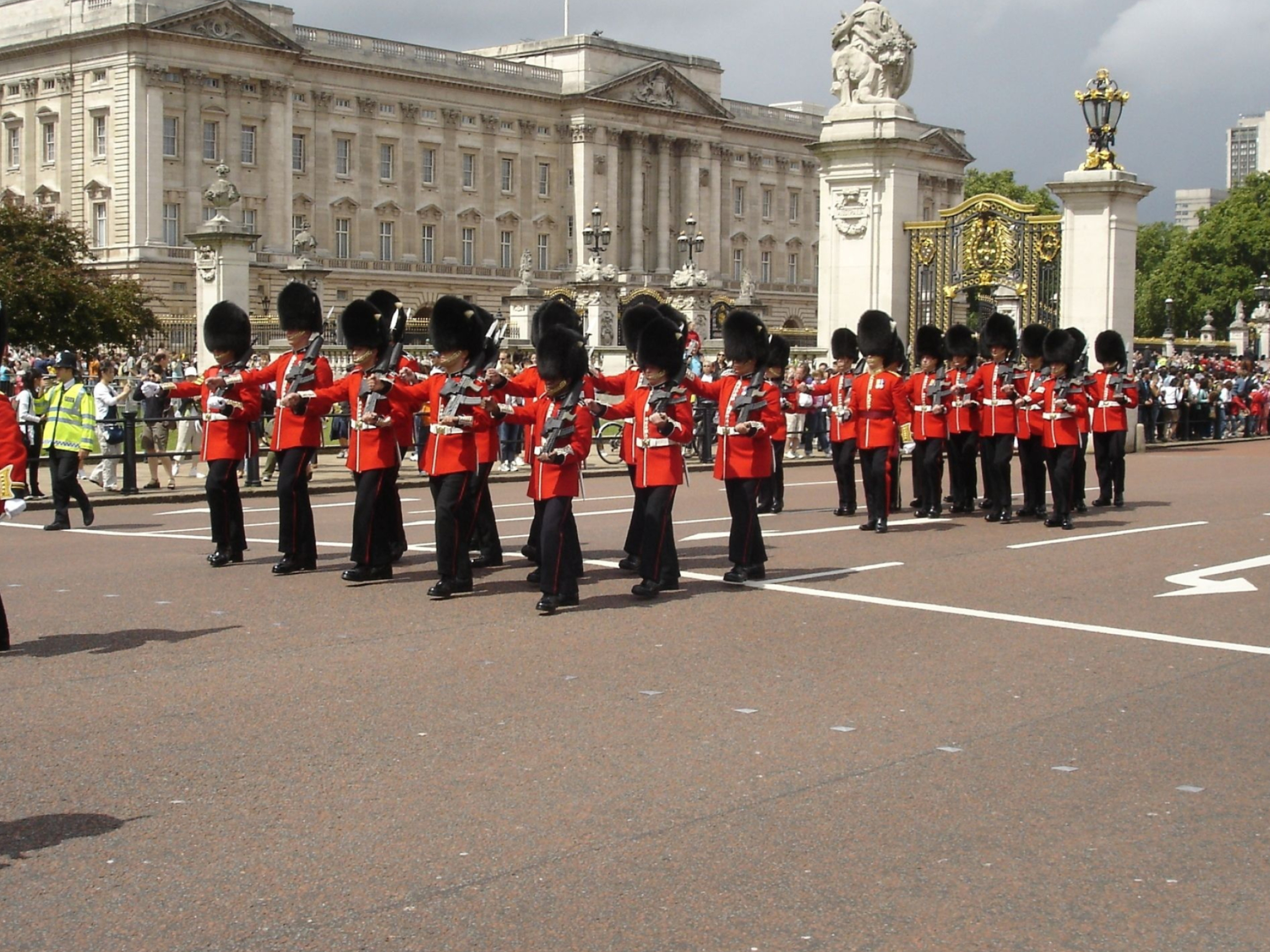 Changing of the guard, Buckingham Palace, London, 2600x1950 HD Desktop