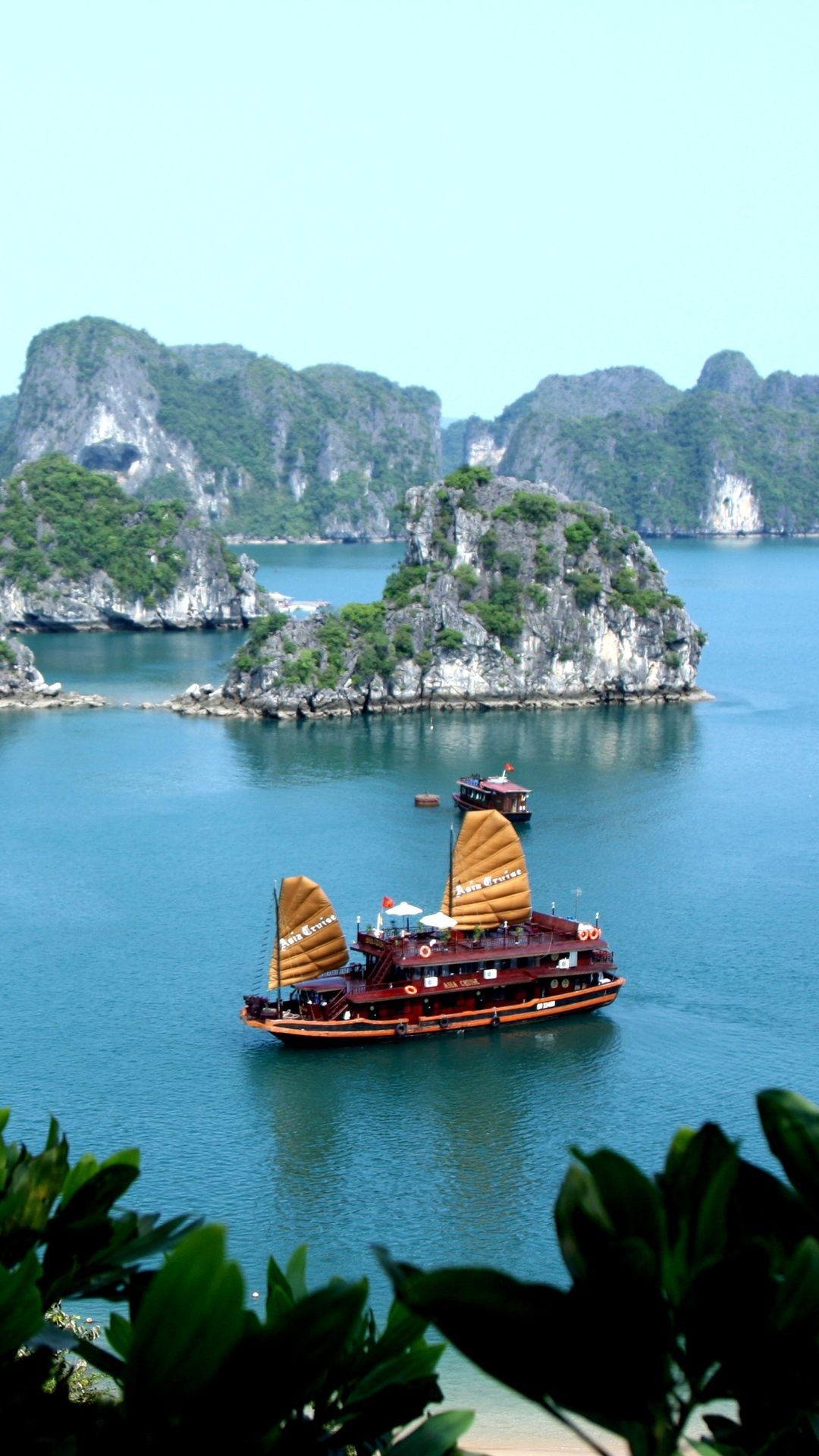 Tropisches Paradies in der Ha Long Bucht, Vietnam, 1080x1920 Full HD Handy