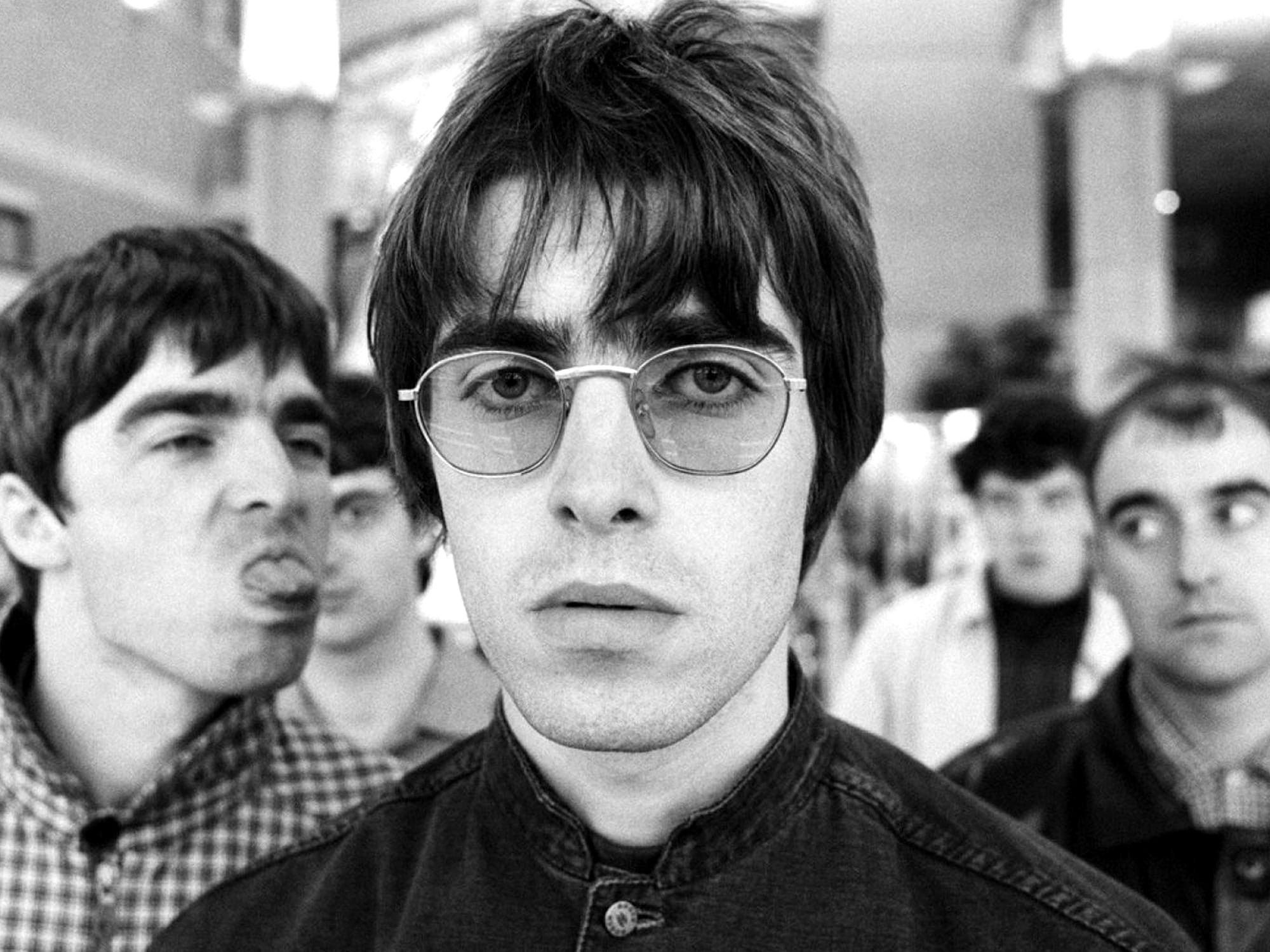 Oasis (Band), Distinctive sound, Chart-topping hits, Rock 'n' Roll anthems, 2000x1500 HD Desktop