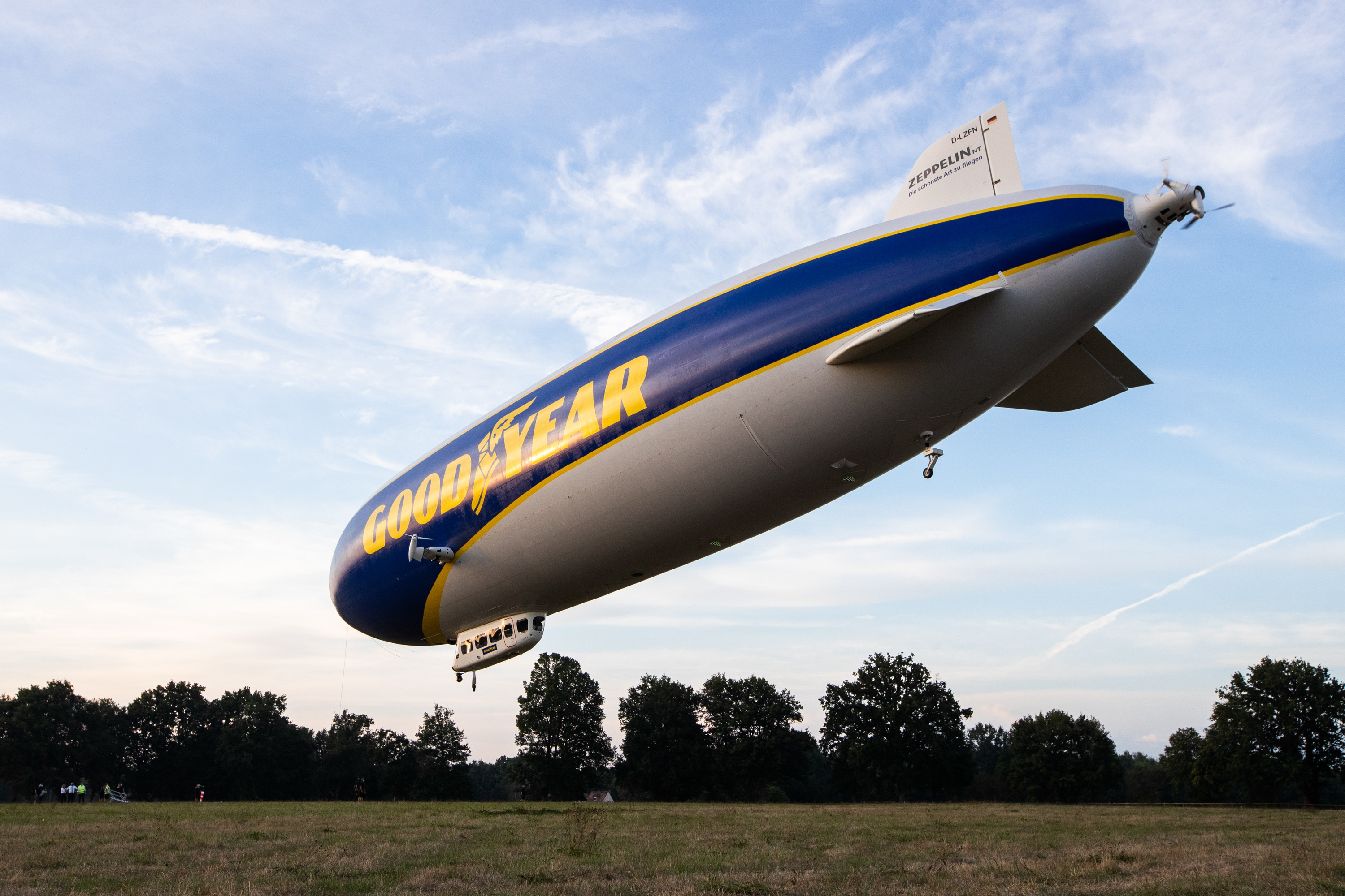 Zeppelin airship, Goodyear blimp, 24 hours of Le Mans, Watchful eye, 3000x2000 HD Desktop