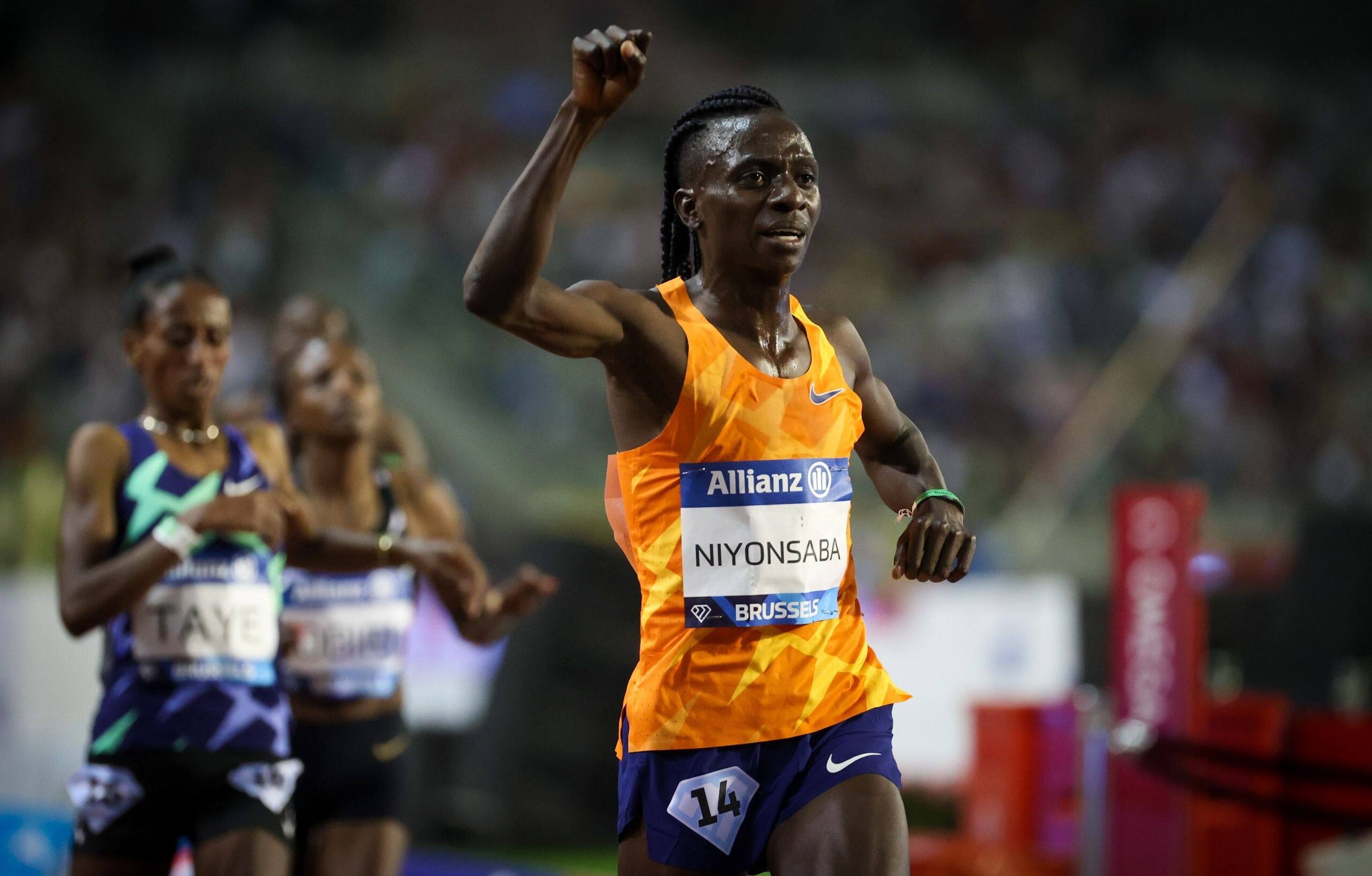 Francine Niyonsaba, World record holder, 2000m race, Spectacular performance, 2560x1640 HD Desktop