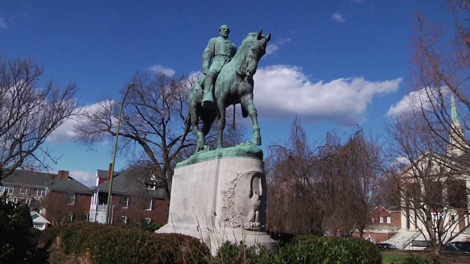 General Lee (Robert Edward): Robert E. Lee Statue, Confederate general, Market Street Park, The city of Charlottesville, Va.. 1920x1080 Full HD Background.