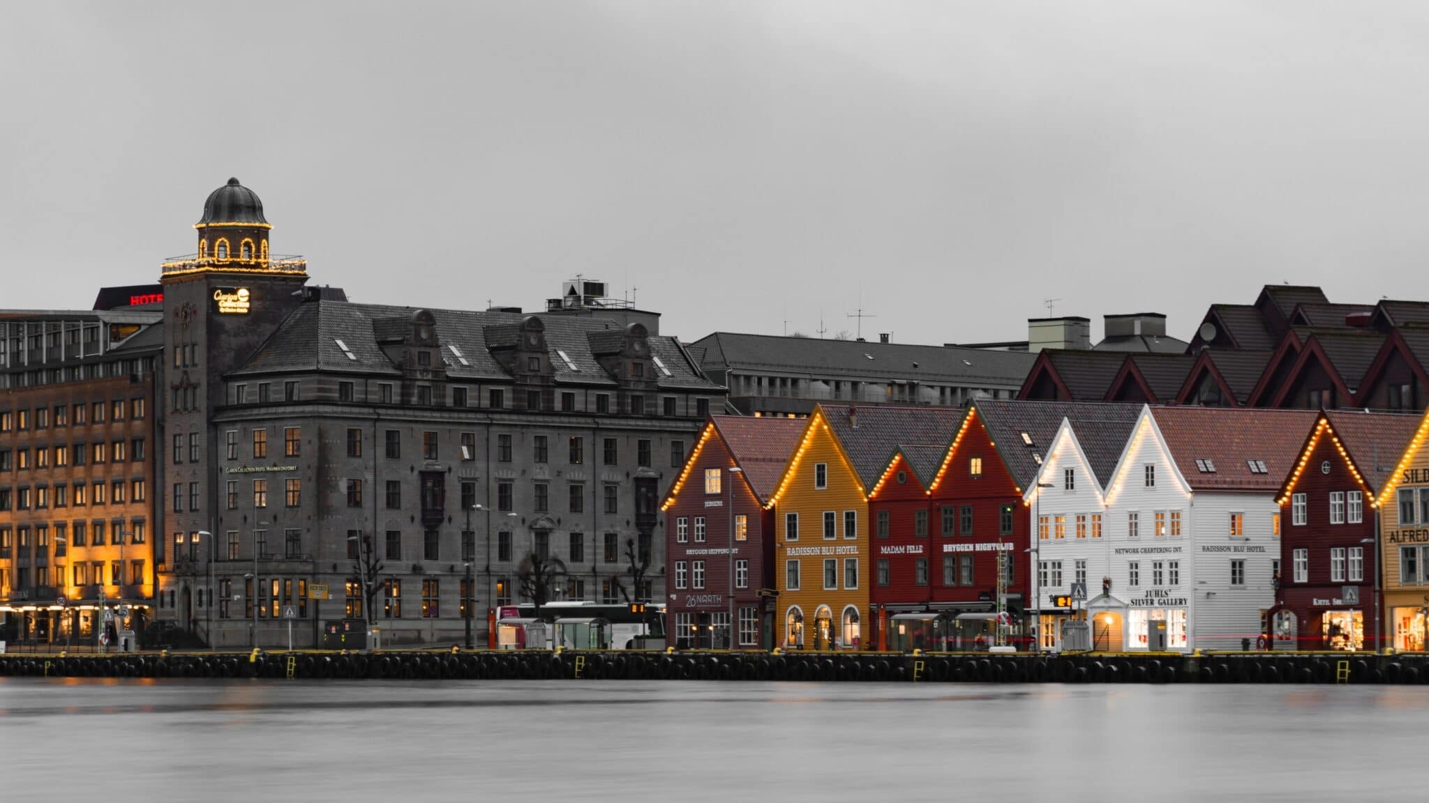 Bryggen, Bergen, Kirkenes, MS Midnatsol, 2050x1160 HD Desktop