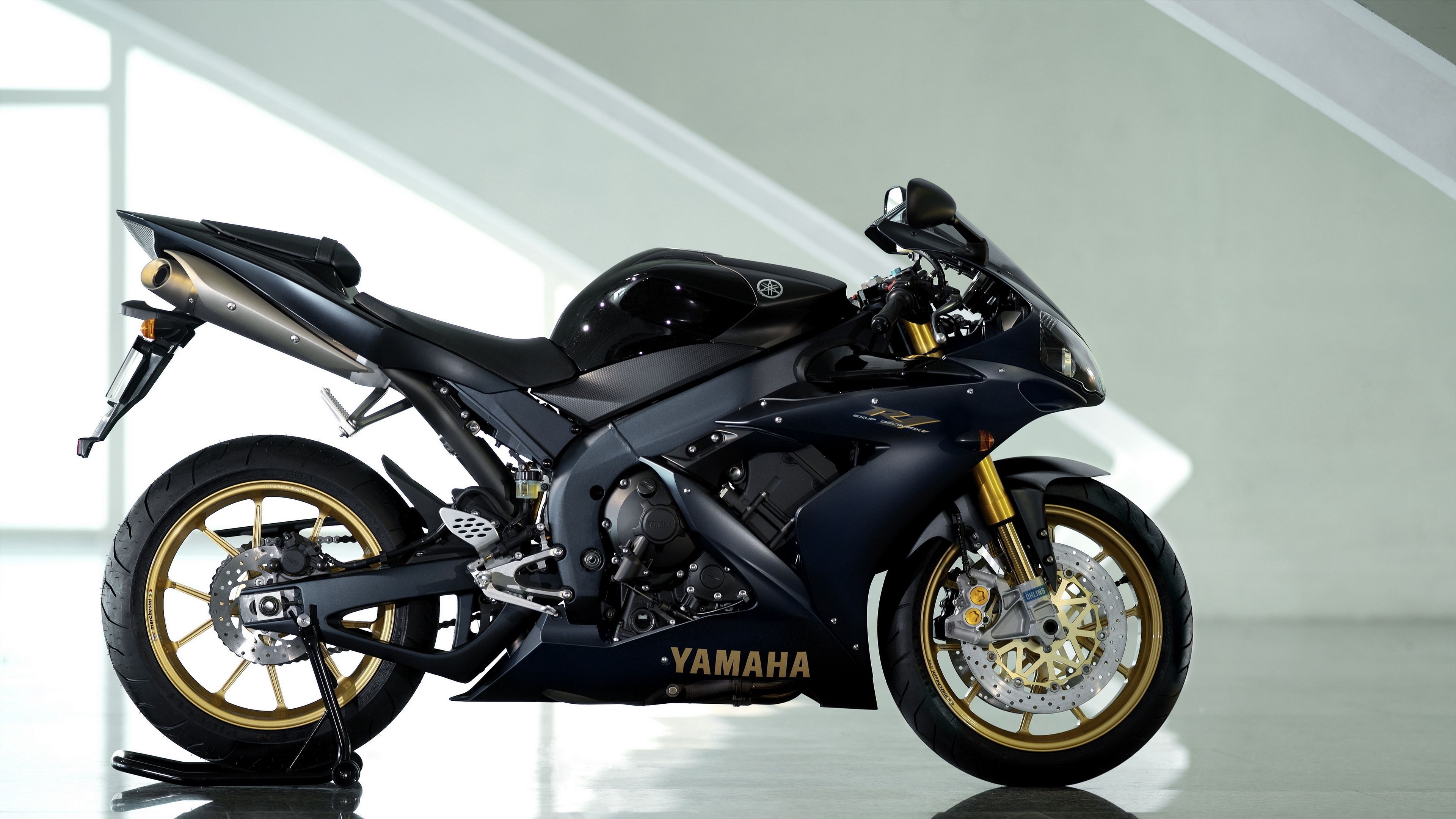 Yamaha YZF-R1, Sleek black beauty, Reflective surface, Powerful and stunning, 3840x2160 4K Desktop