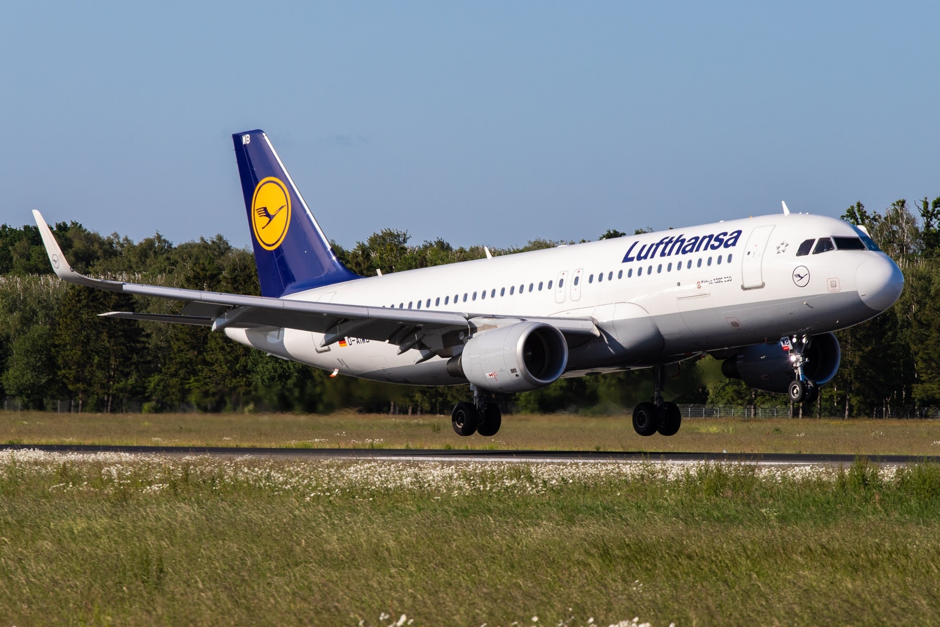 Lufthansa Group airlines, Free rebooking travel, 1920x1280 HD Desktop