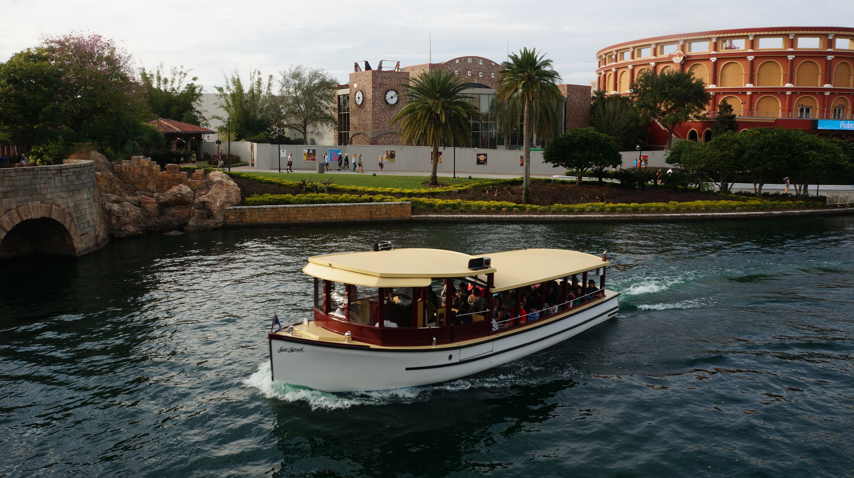 Water Taxi: Universal Orlando’s water taxis, Royal Pacific and Sapphire Falls Resorts. 3570x2000 HD Background.