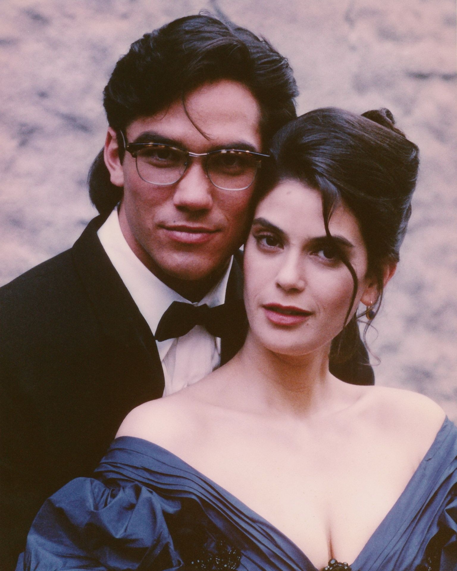 Lois and Clark: The New Adventures of Superman: The series loosely follows the modern origin of DC Comics characters, established by writer John Byrne. 1540x1920 HD Background.