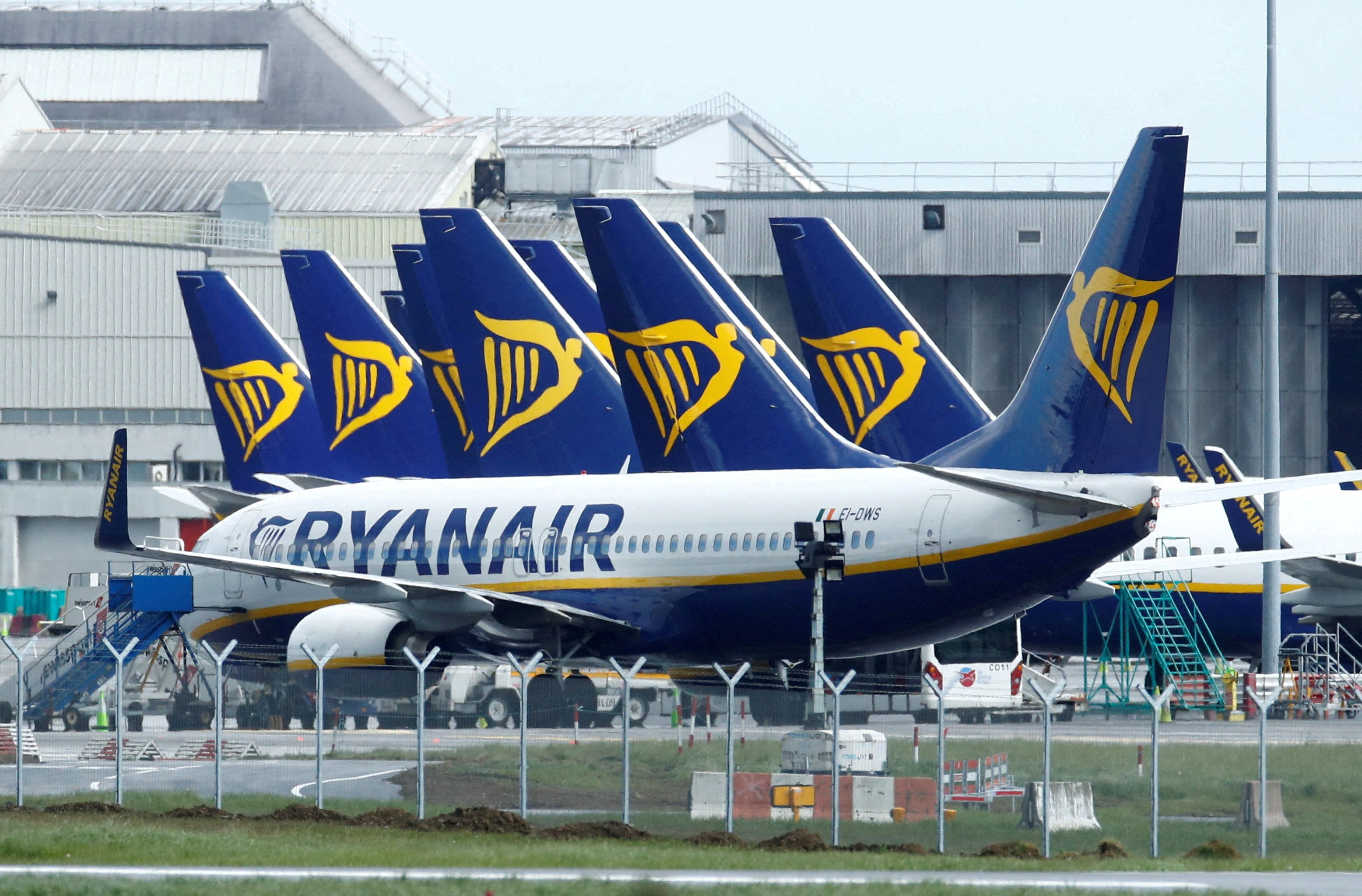 Ryanair, Summer travel disruption, Flight schedule changes, Latest news, 3120x2050 HD Desktop