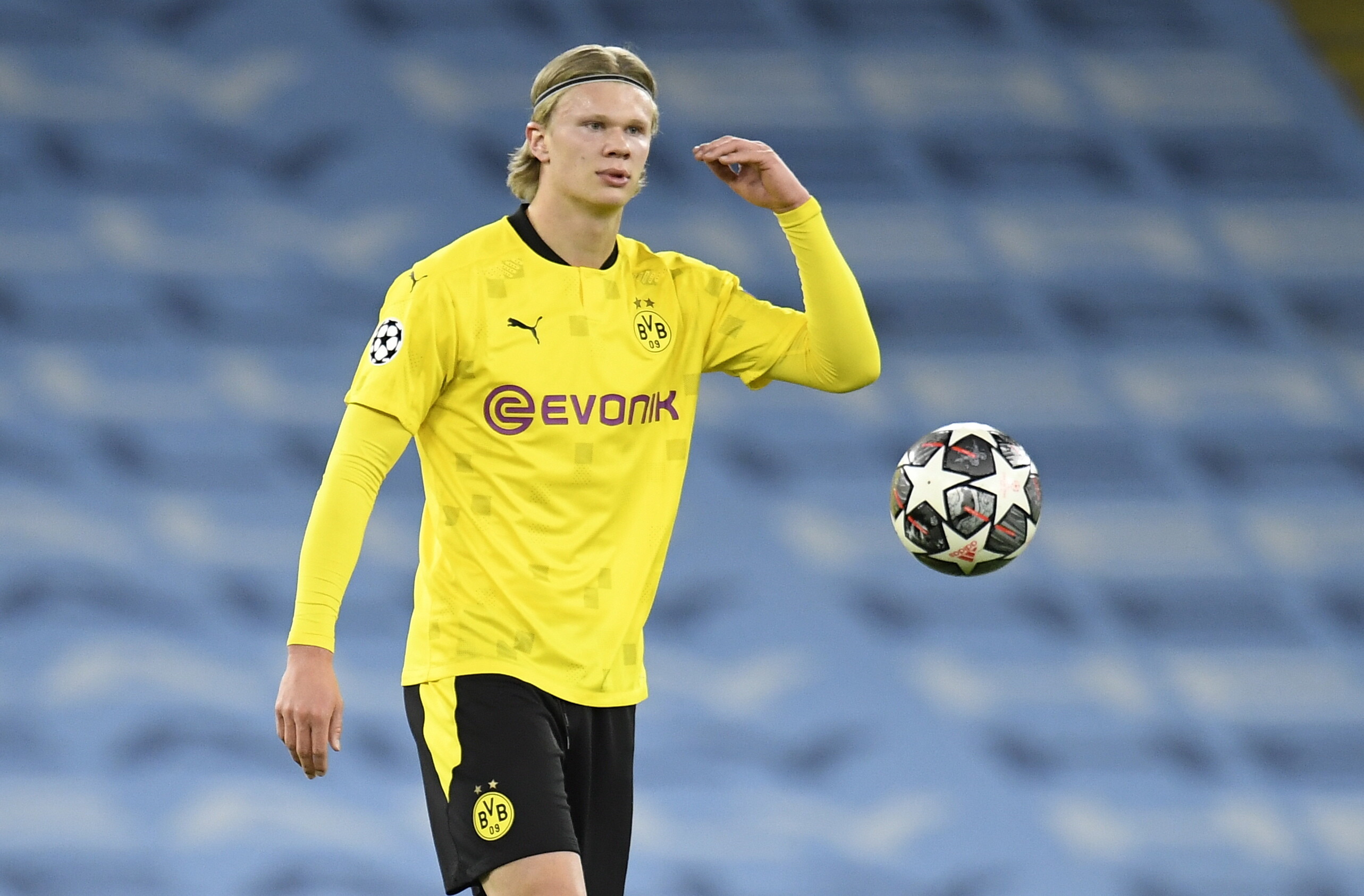 Erling Haaland: In December 2019, he moved to the German Bundesliga club Borussia Dortmund, where he won the DFB-Pokal in 2020–21. 2570x1690 HD Background.