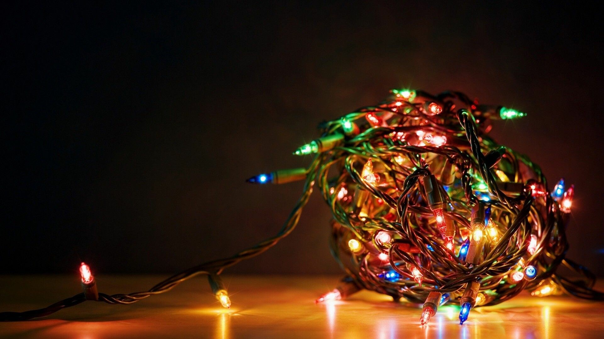 Fairy Lights: General Electric was the first company to sell pre-wired Christmas lights. 1920x1080 Full HD Background.
