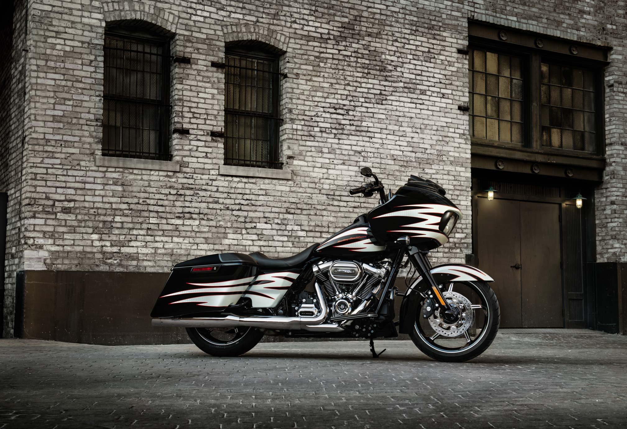 Harley-Davidson Road Glide, Iconic design, Classic motorcycles, Road cruising, 2020x1380 HD Desktop