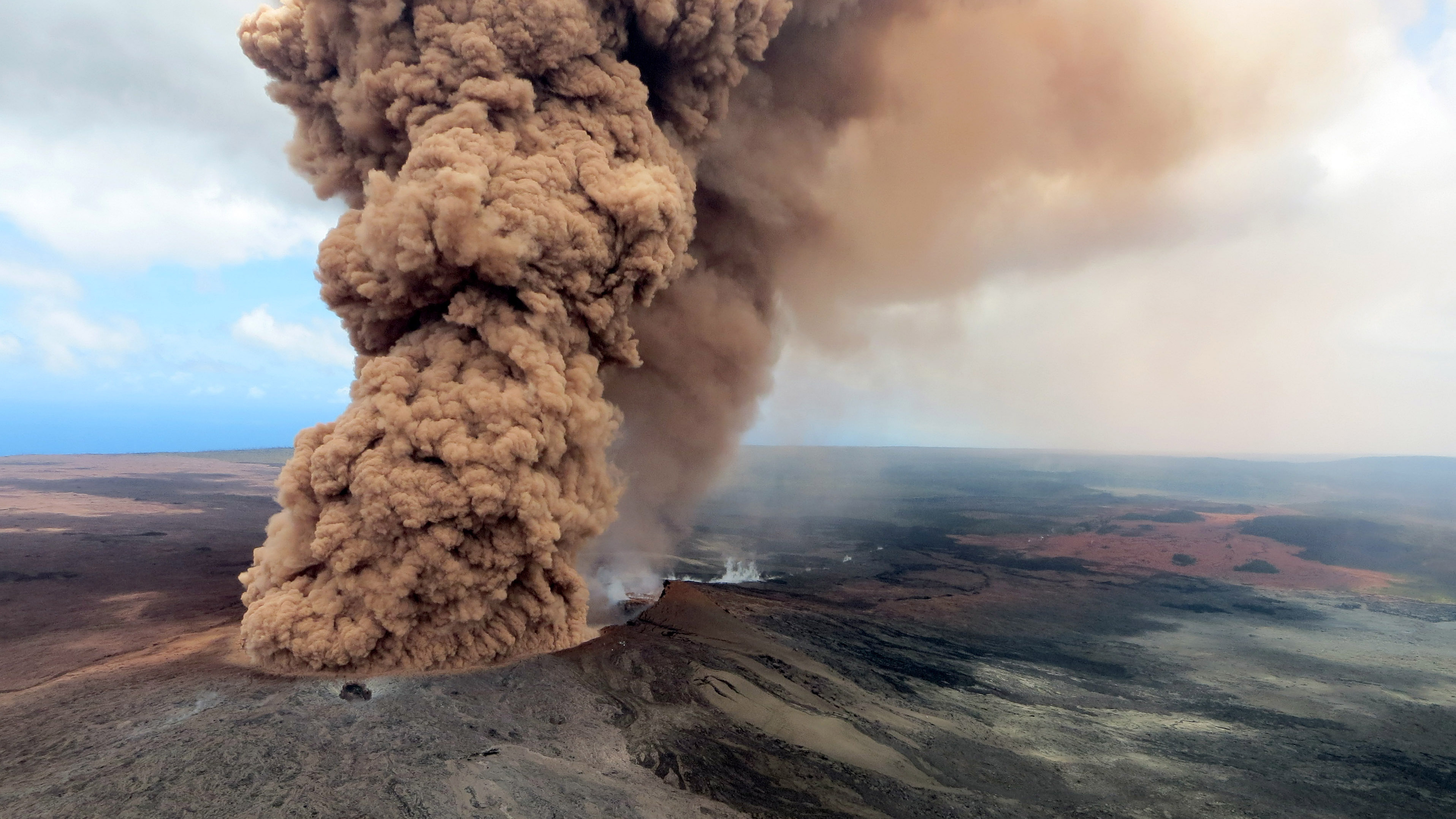 Erupting Kilauea volcano, Hawaii tourism impact, Volcanic eruption, Tourism industry, 3840x2160 HD Desktop