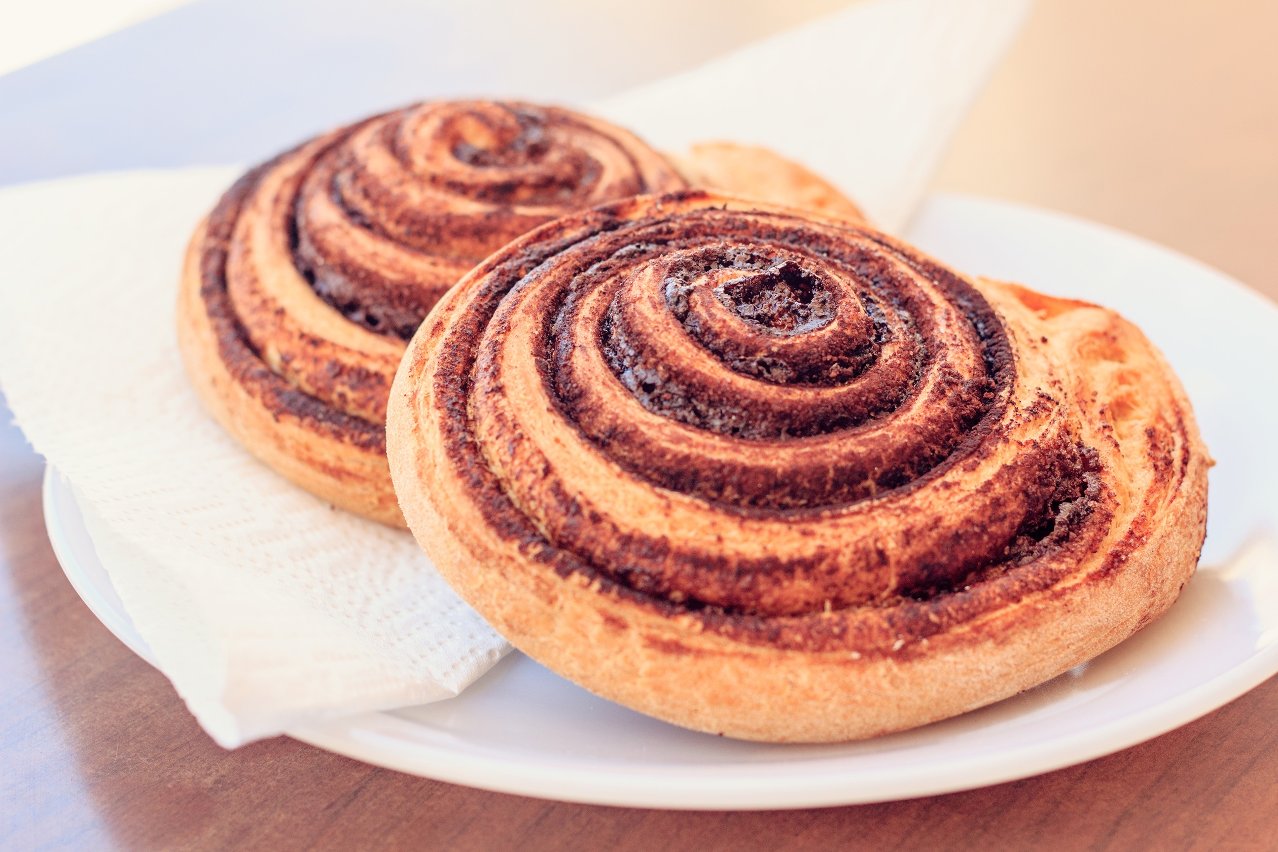Cinnamon roll: A sweet swirl commonly served in Northern Europe and North America. 2600x1730 HD Wallpaper.