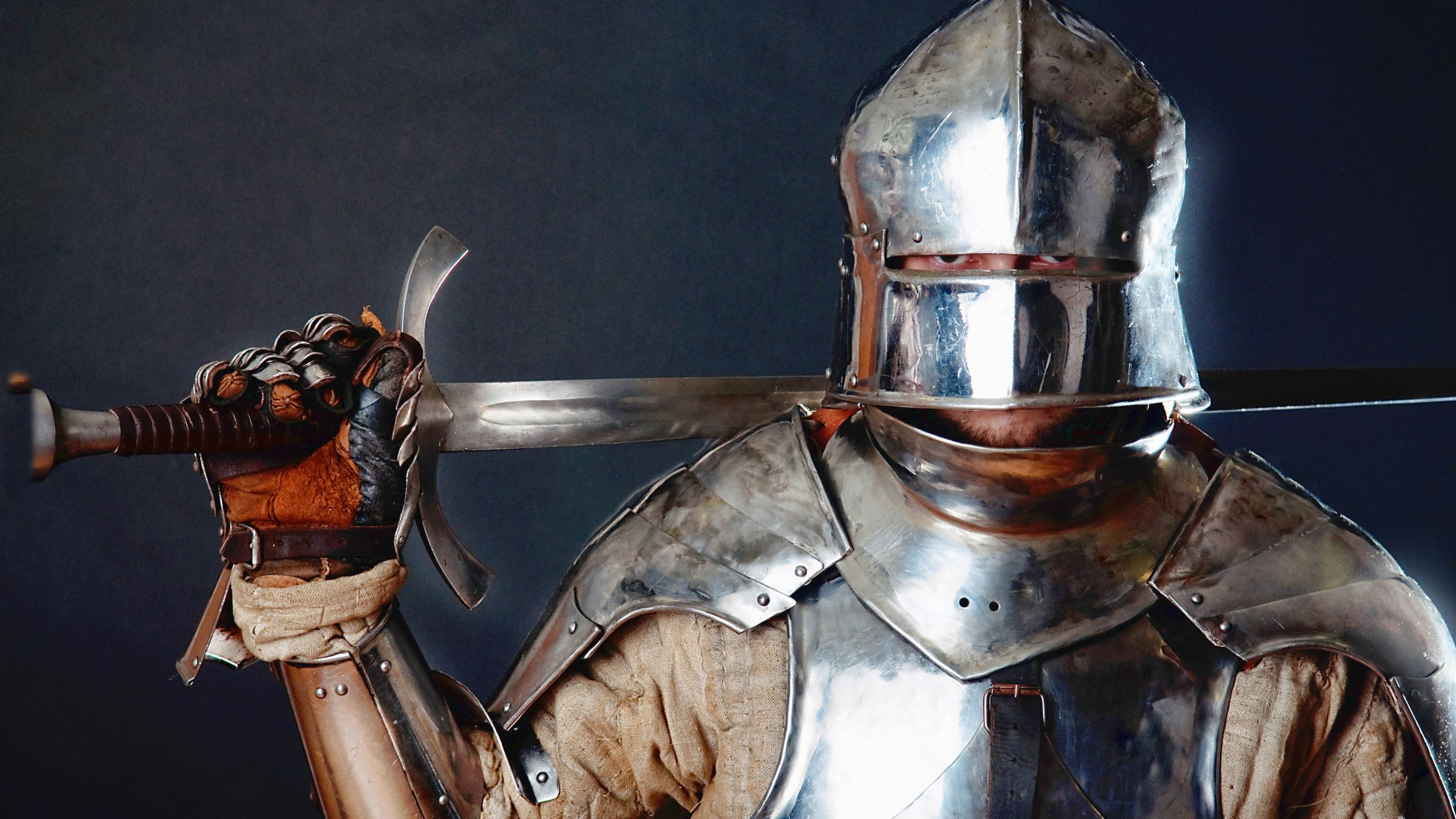 Knight armor, Sword, 3840x2160 4K Desktop
