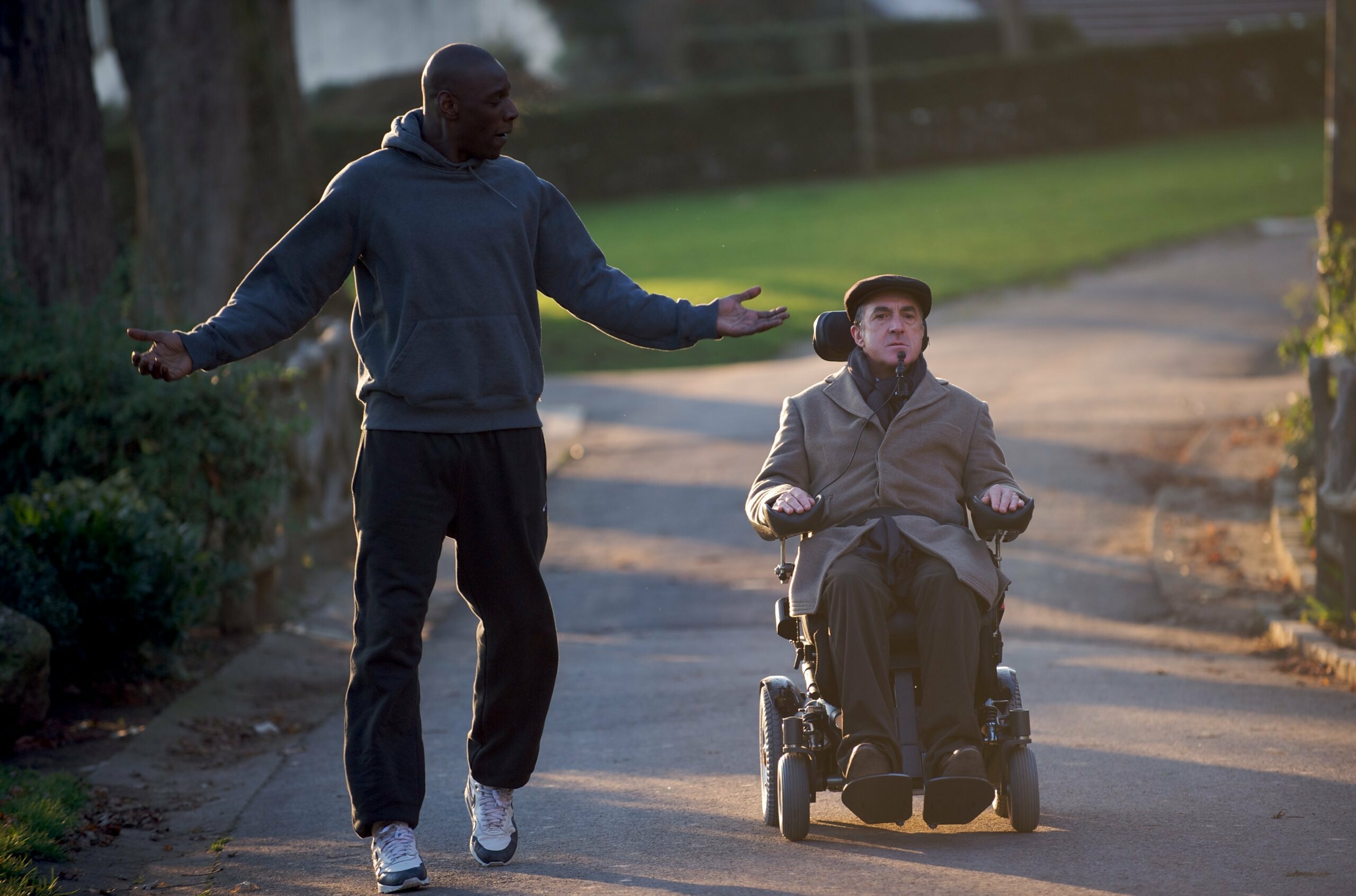 Intouchables: Francois Cluzet as Philippe and Omar Sy as Bakary "Driss" Bassari. 2560x1700 HD Background.