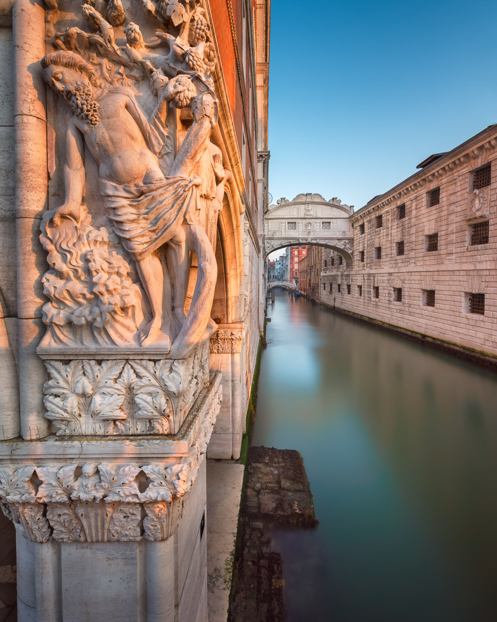 Die Trunkenheit des Noah Bas-Relief und die Seufzerbrücke in Venedig, 1600x2000 HD Handy