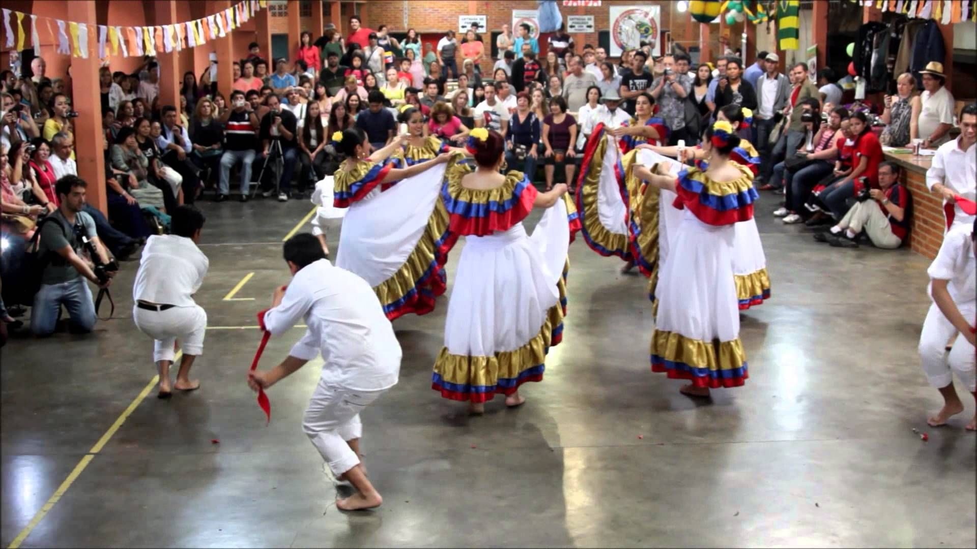 Cumbia: National traditions, A dance of courtship where young men and women dressed up mostly in white. 1920x1080 Full HD Wallpaper.