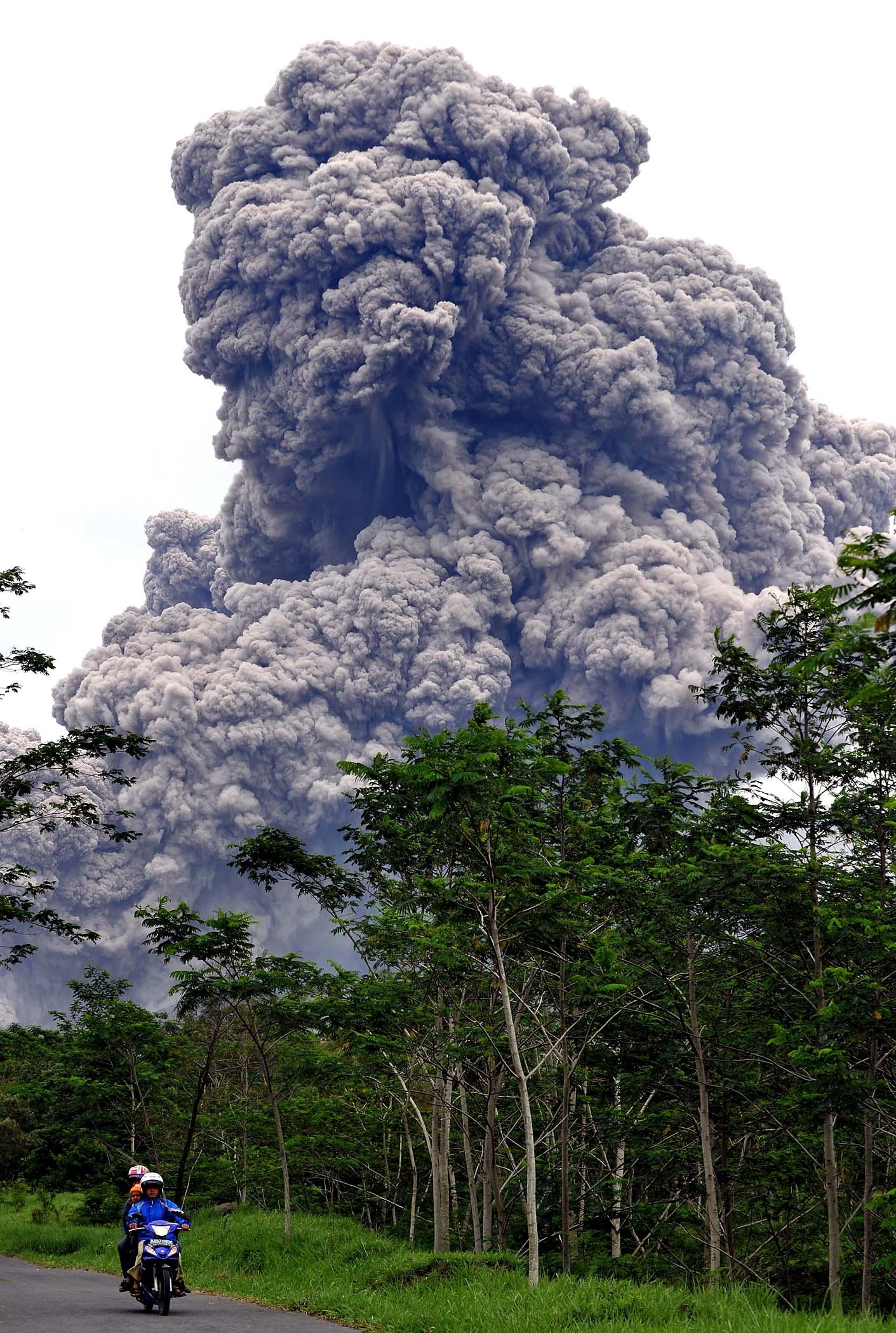 Merapi Volcano, Merapi mountain, Norfolk firework volcano, 1420x2100 HD Handy