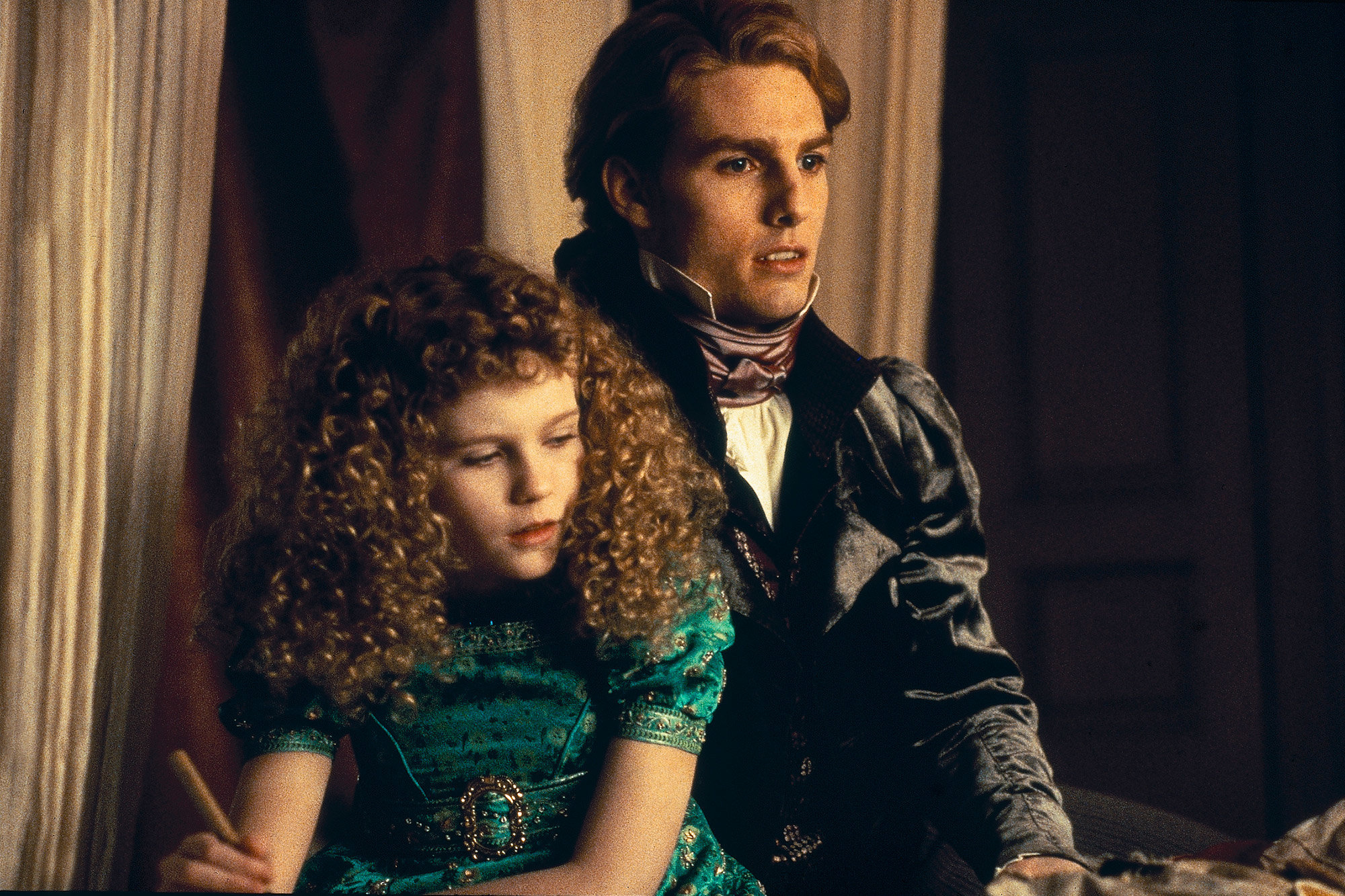 Kirsten Dunst (Claudia): Poisons Lestat with tainted blood to immobilize him, Tom Cruise. 2000x1340 HD Background.