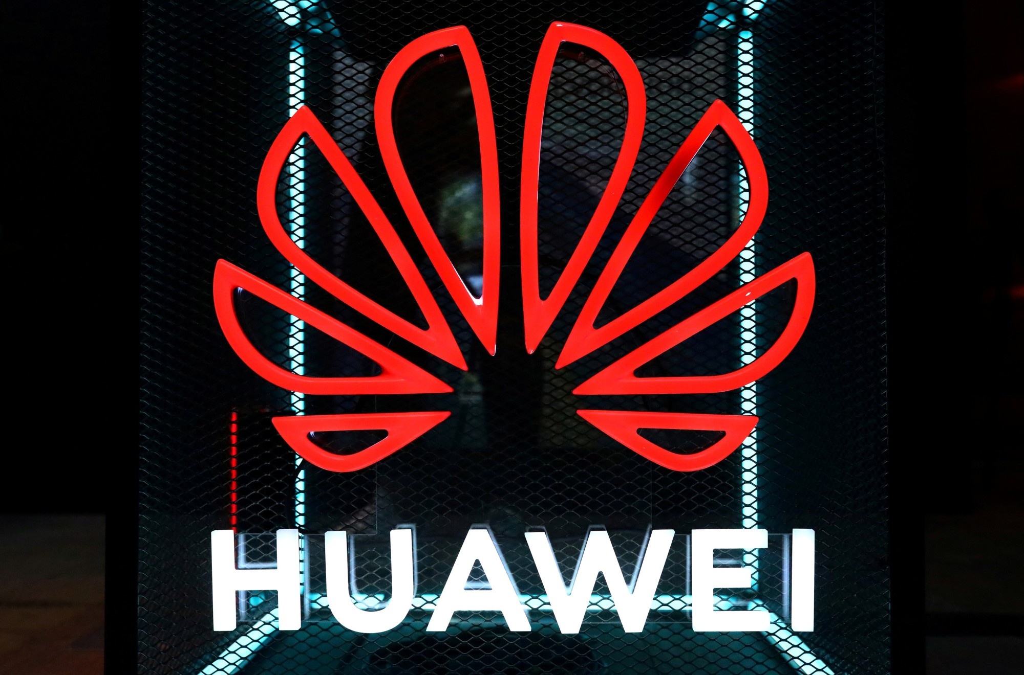 HUAWEI Logo, Britain security, Johnson's statement, 2000x1320 HD Desktop