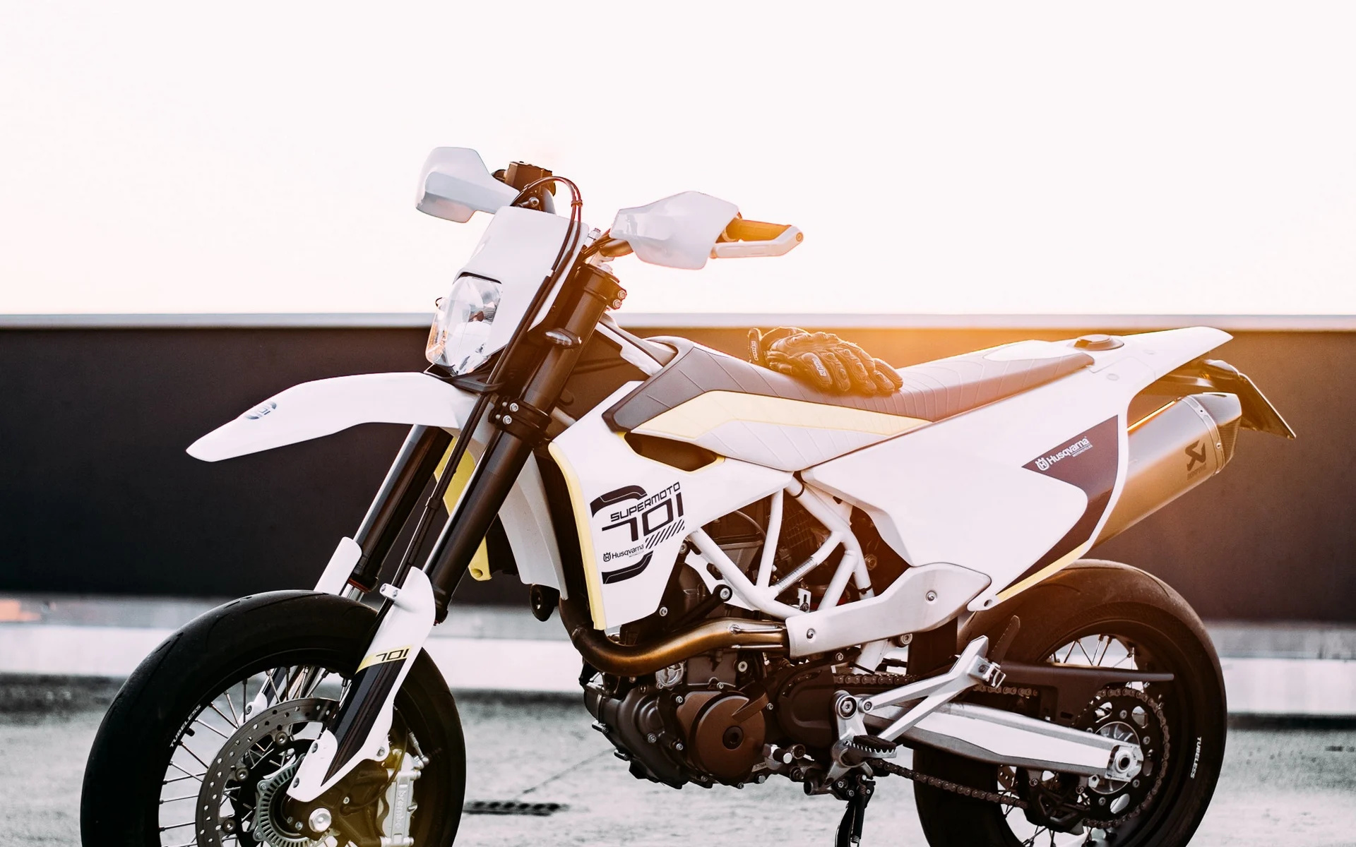 Supermoto: Compact high-tech engine, A state-of-the-art chassis, Unrivalled dual-sport ability. 1920x1200 HD Wallpaper.