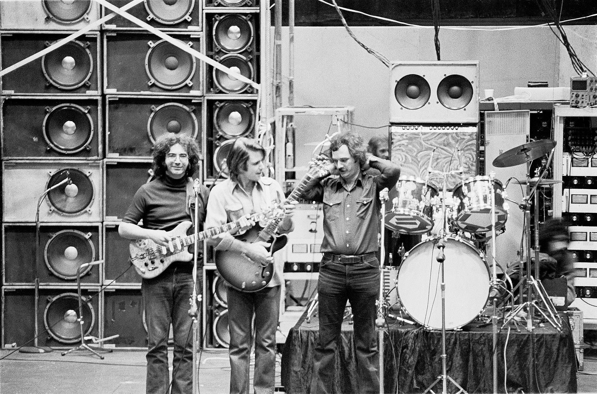 Grateful Dead: The highest grossing American touring acts, Live at Shoreline, 1987, Monochrome. 1970x1310 HD Background.