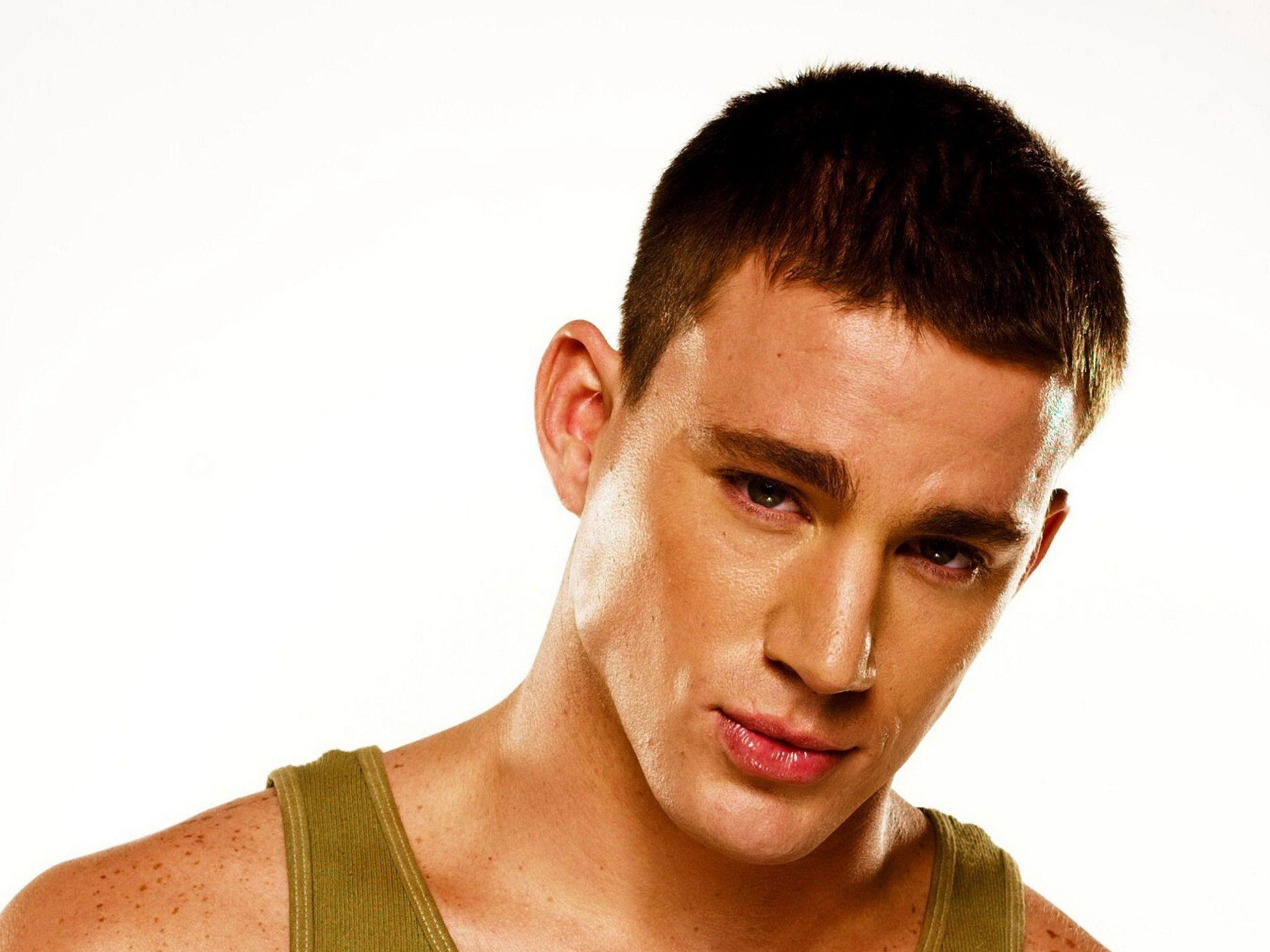 Channing Tatum: Was cast as a dancer in Ricky Martin's "She Bangs" music video. 2560x1920 HD Wallpaper.