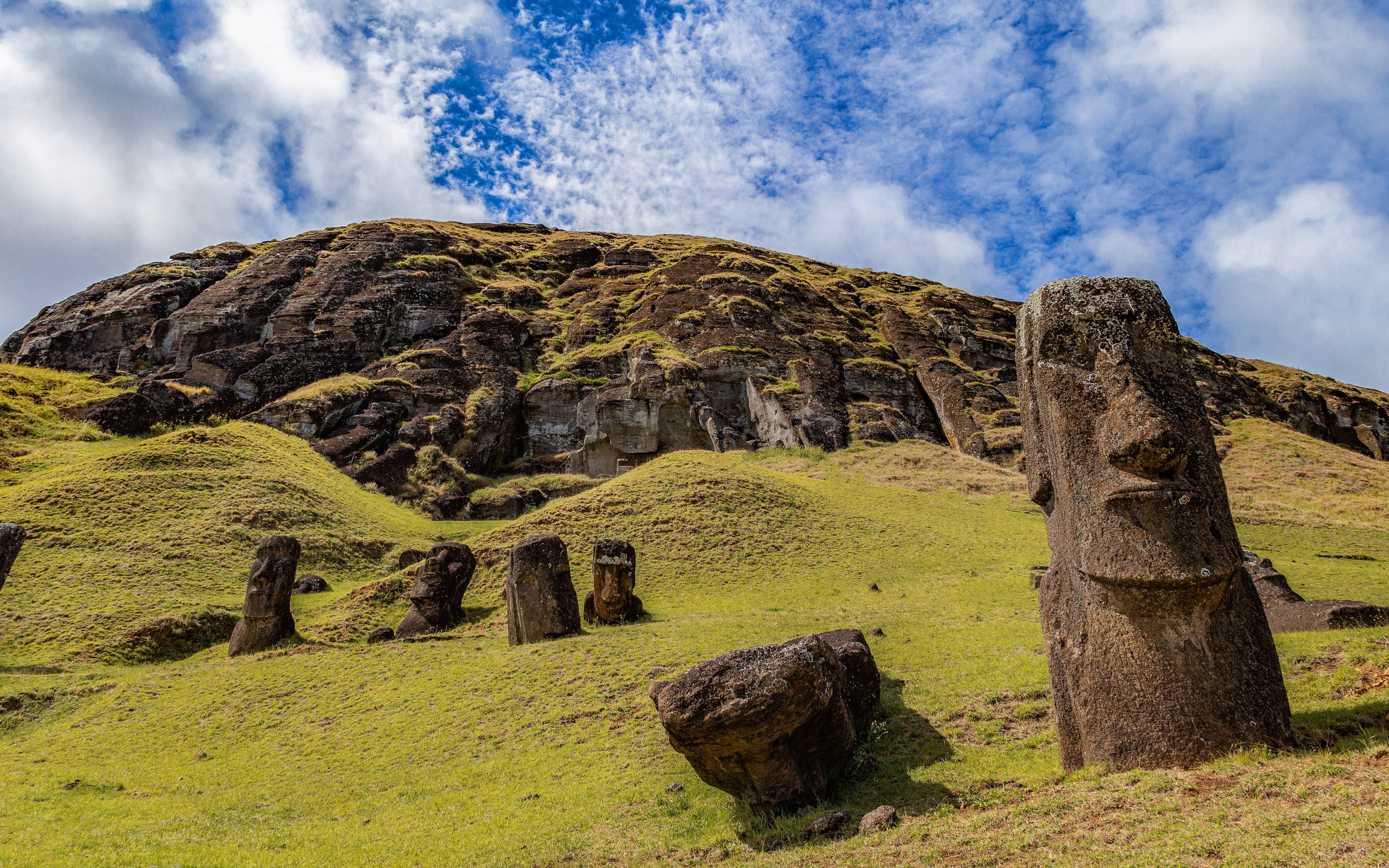 Easter Island, Rapa Nui figures in wallpaper, Majestic mountain landscapes, Pacific Ocean backdrop, 2880x1800 HD Desktop