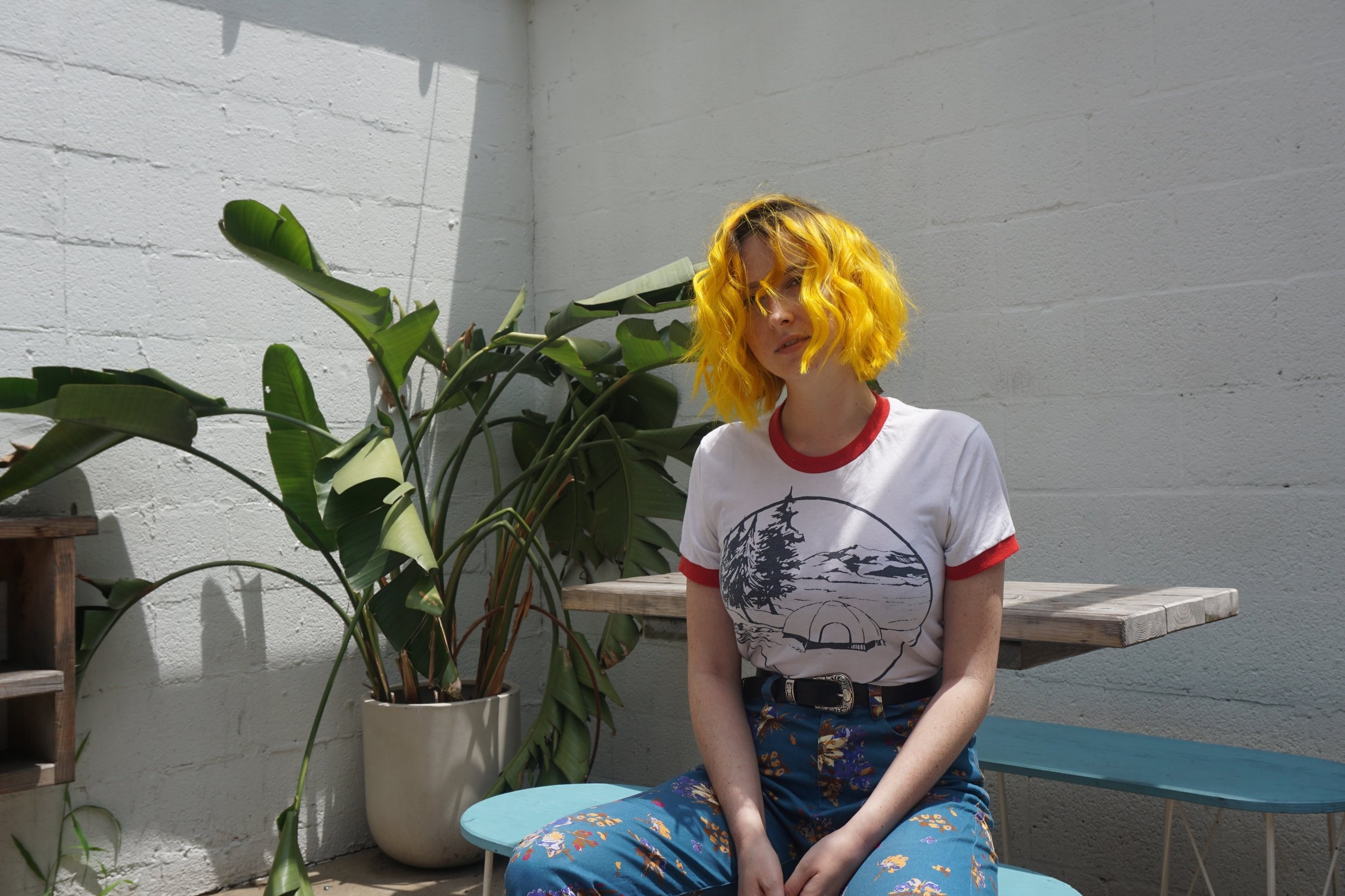 Tessa Violet, Fashionable blonde, Vibrant plants, Stylish t-shirt, 2500x1670 HD Desktop