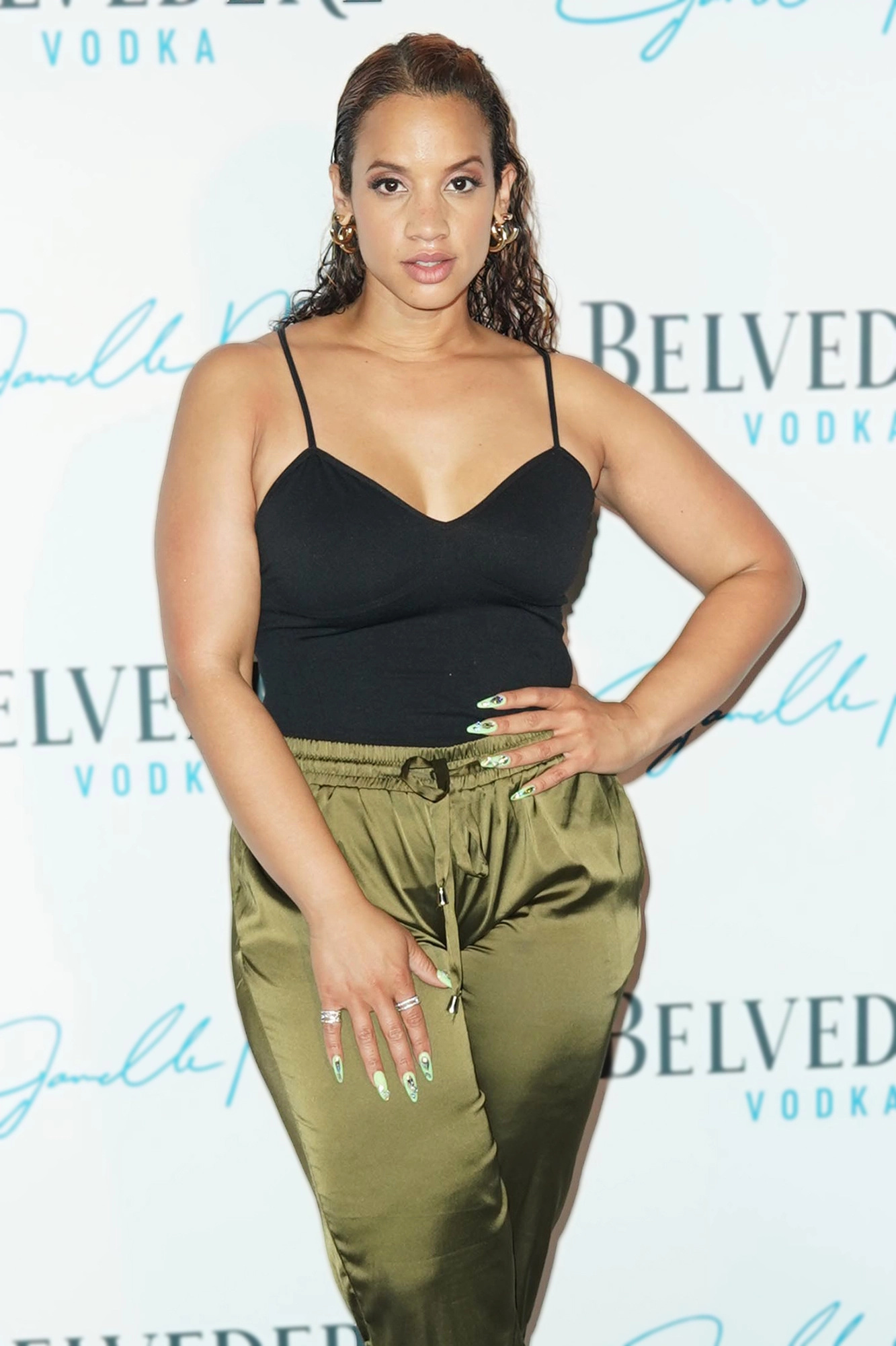 What's in Dascha Polanco's bag, Behind-the-scenes, Must-have items, Celebrity essentials, 1340x2000 HD Handy