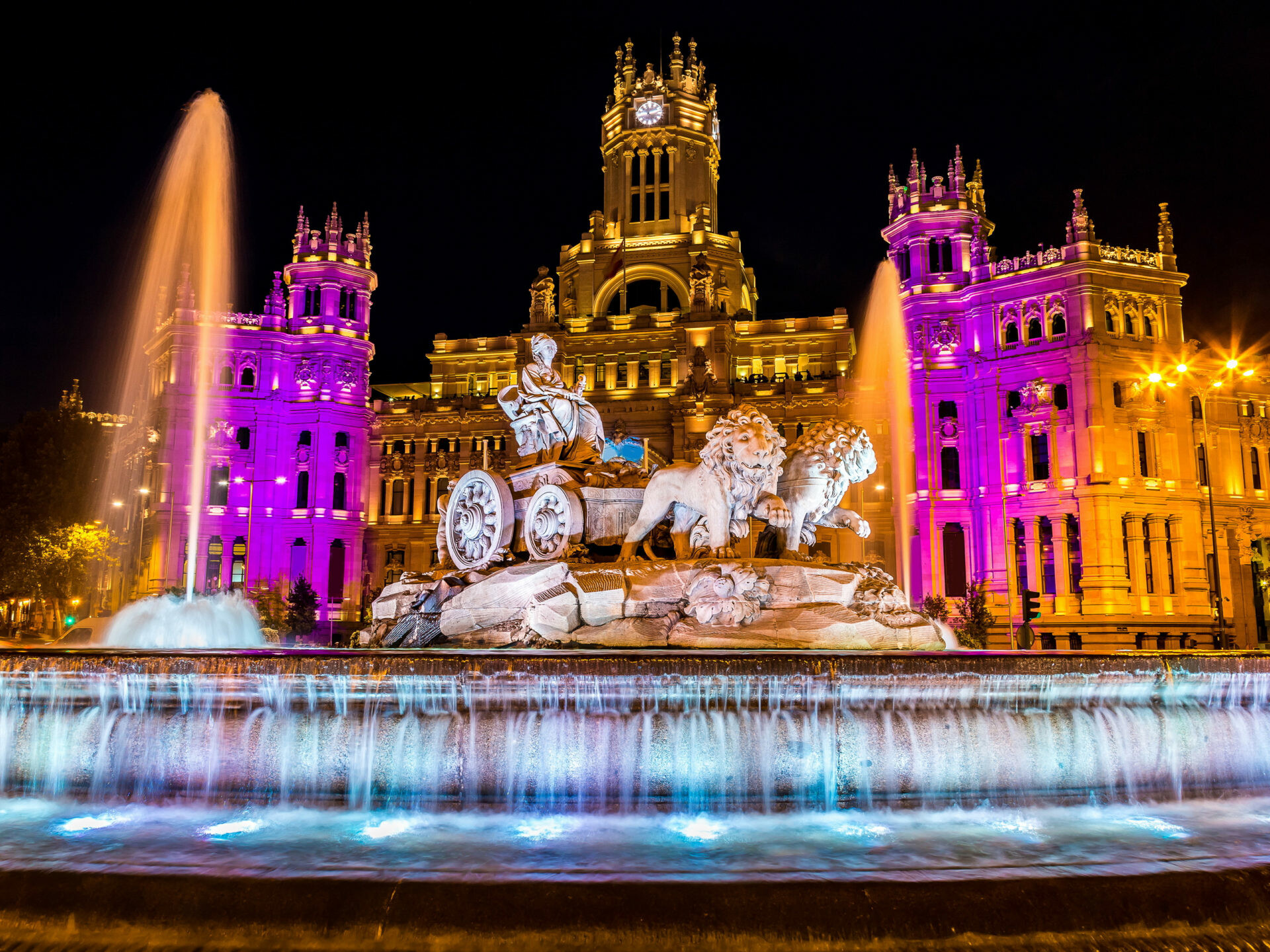 Spain: Beautiful Fountain With A Statue Of The Roman Goddess Sibele, Plaza De Cibeles, Madrid. 1920x1440 HD Background.
