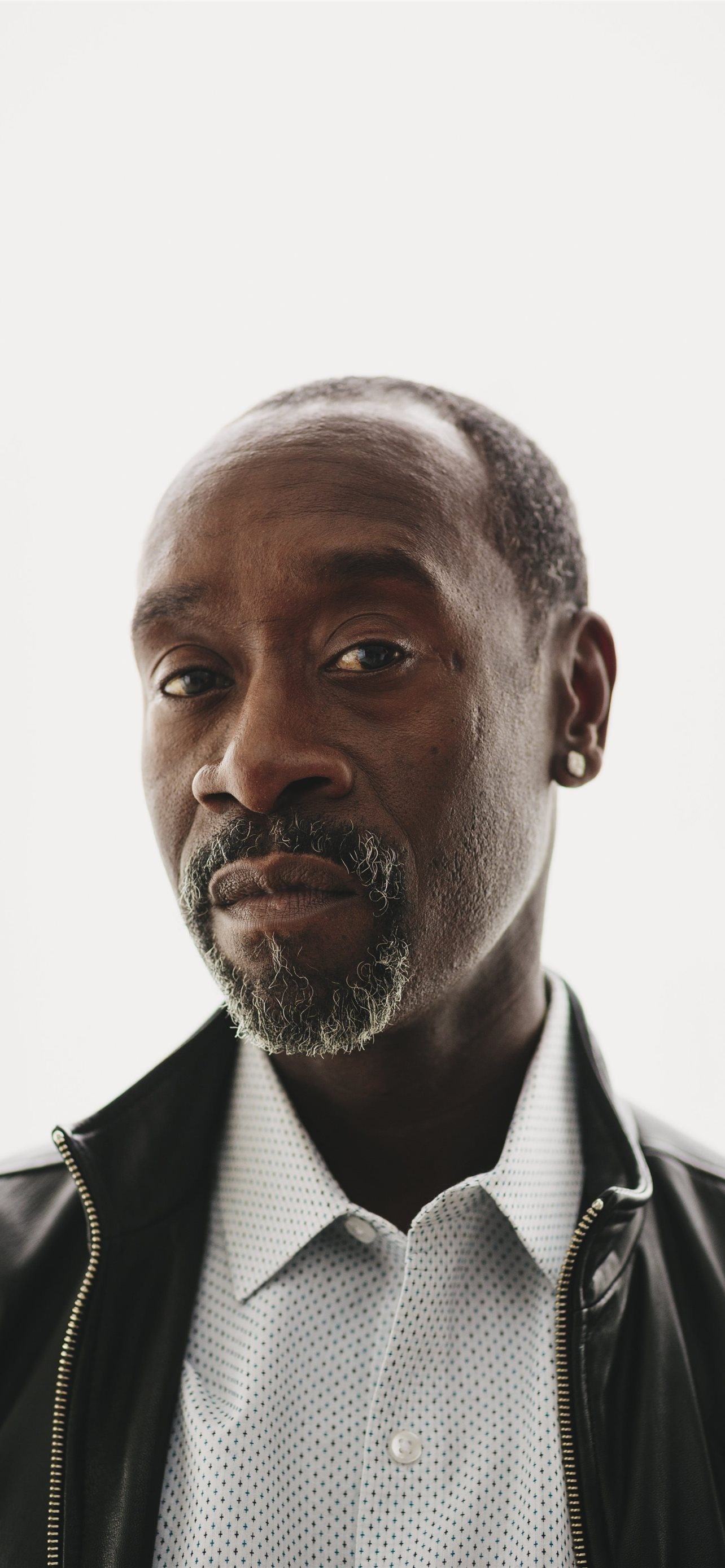 Best Don Cheadle iPhone wallpapers, Captivating actor, Emotional depth, Multi-talented artist, 1290x2780 HD Handy