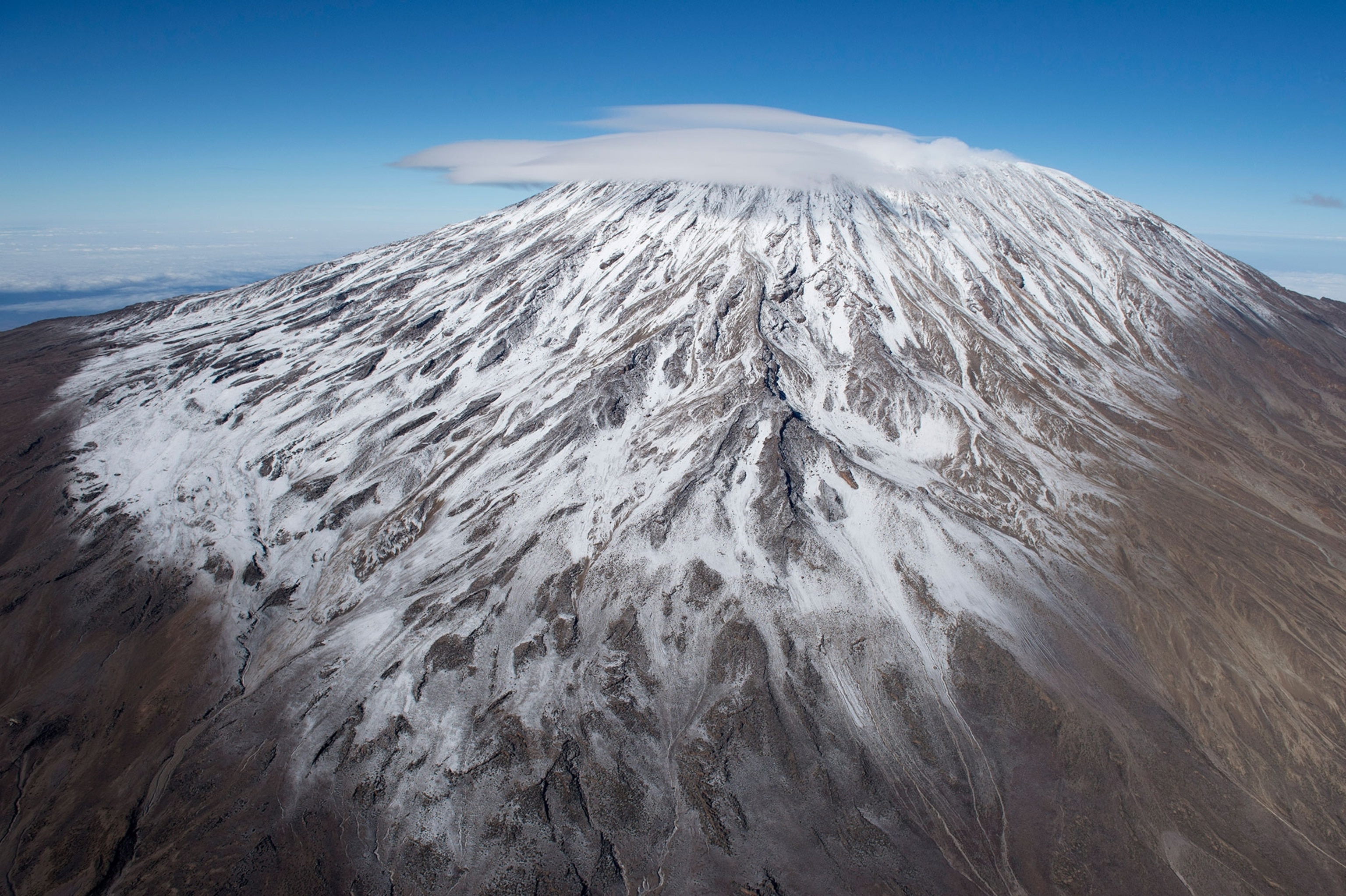 Самые высокие африки. Вулкан Килиманджаро. Пик Ухуру Килиманджаро. Вершина горы Килиманджаро. Килиманджаро вулкан кратер.