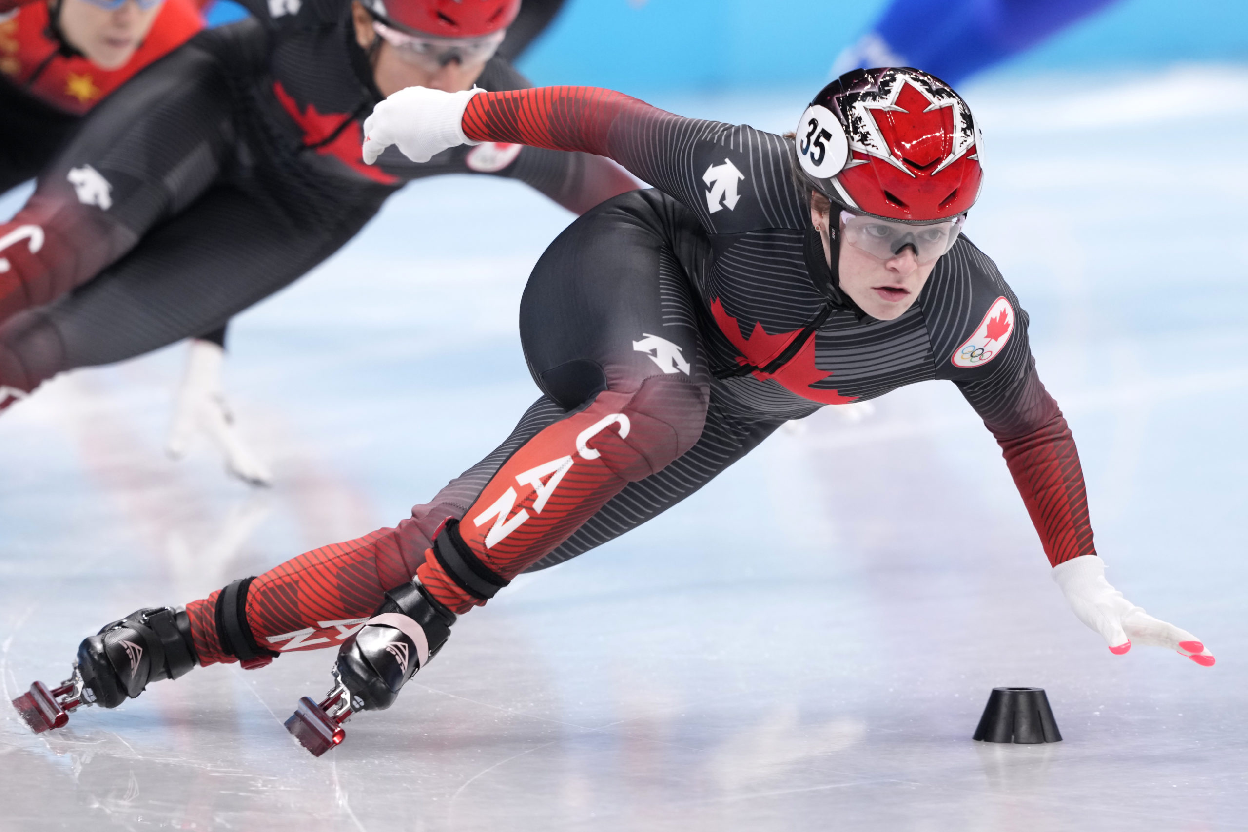 Kim Boutin, Canadian pride, Podium finish, Speed skating excellence, 2560x1710 HD Desktop