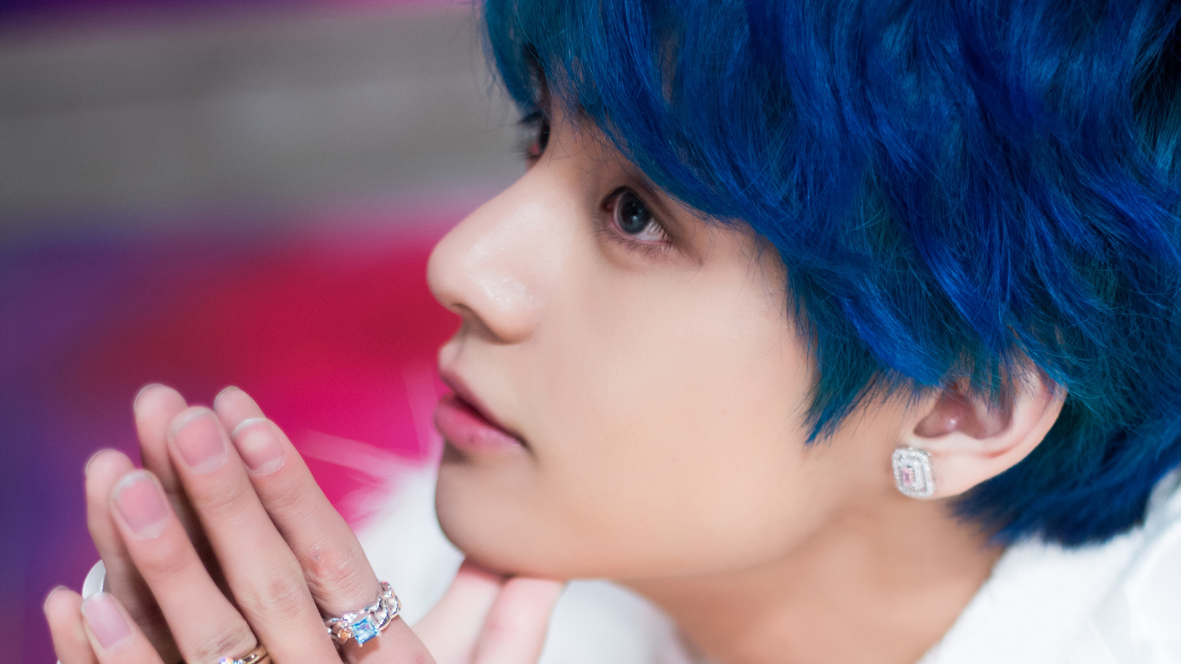 V (BTS): First aspired to be a professional singer in elementary school. 3840x2160 4K Background.